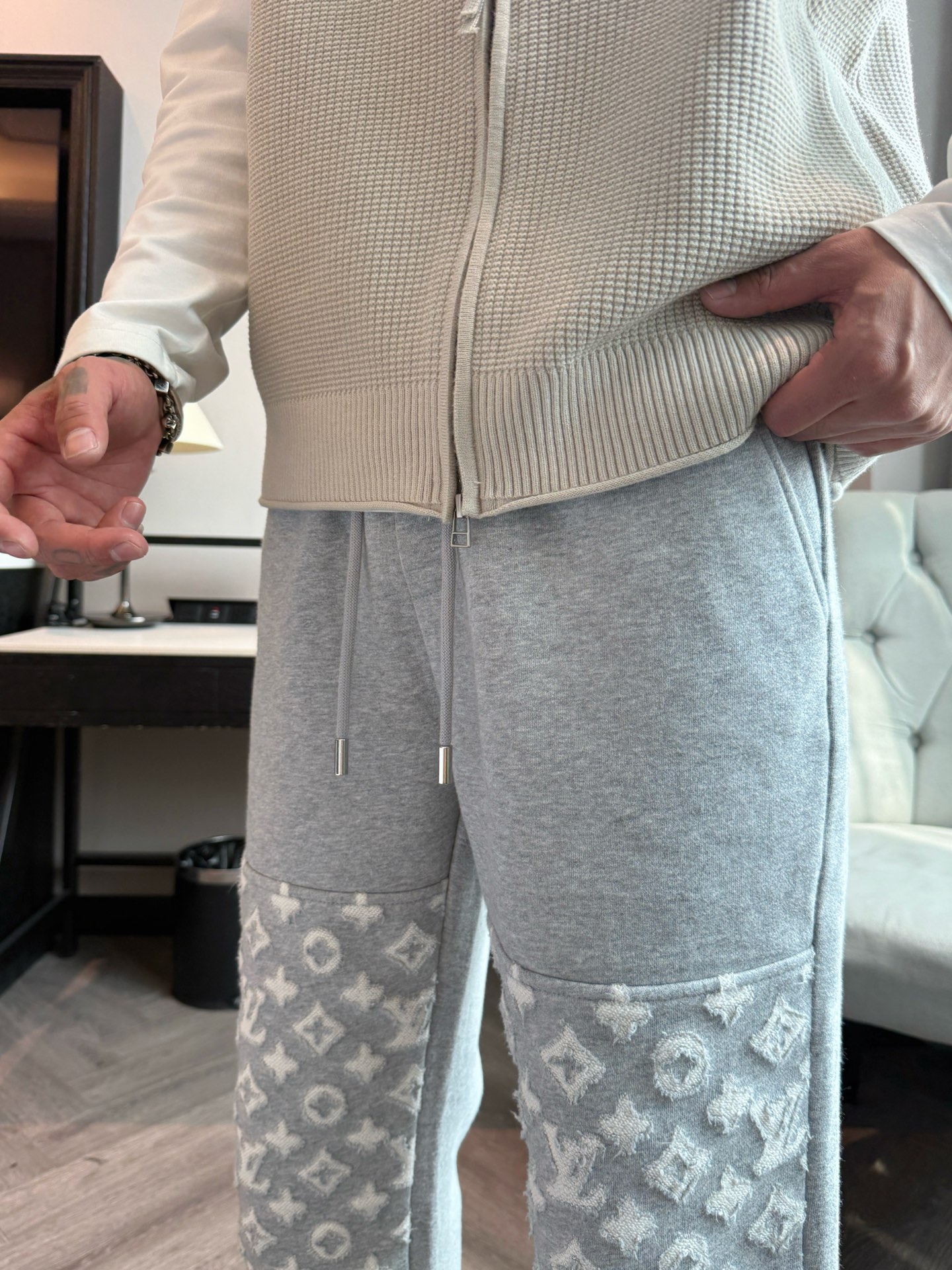 LV 顶级货品🐮 🆕2025秋冬新款休闲裤！官网同步发售。品牌经典LOGO休闲裤 ，定制面料，舒适度极好