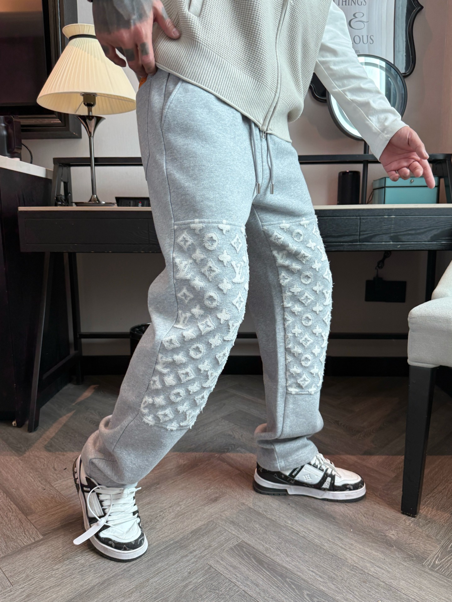 LV 顶级货品🐮 🆕2025秋冬新款休闲裤！官网同步发售。品牌经典LOGO休闲裤 ，定制面料，舒适度极好