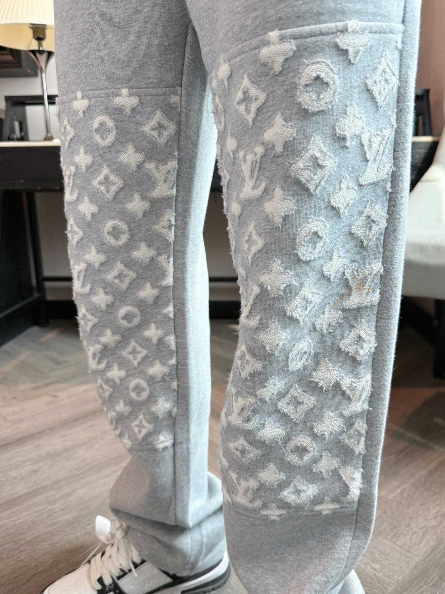 LV 顶级货品🐮 🆕2025秋冬新款休闲裤！官网同步发售。品牌经典LOGO休闲裤 ，定制面料，舒适度极好