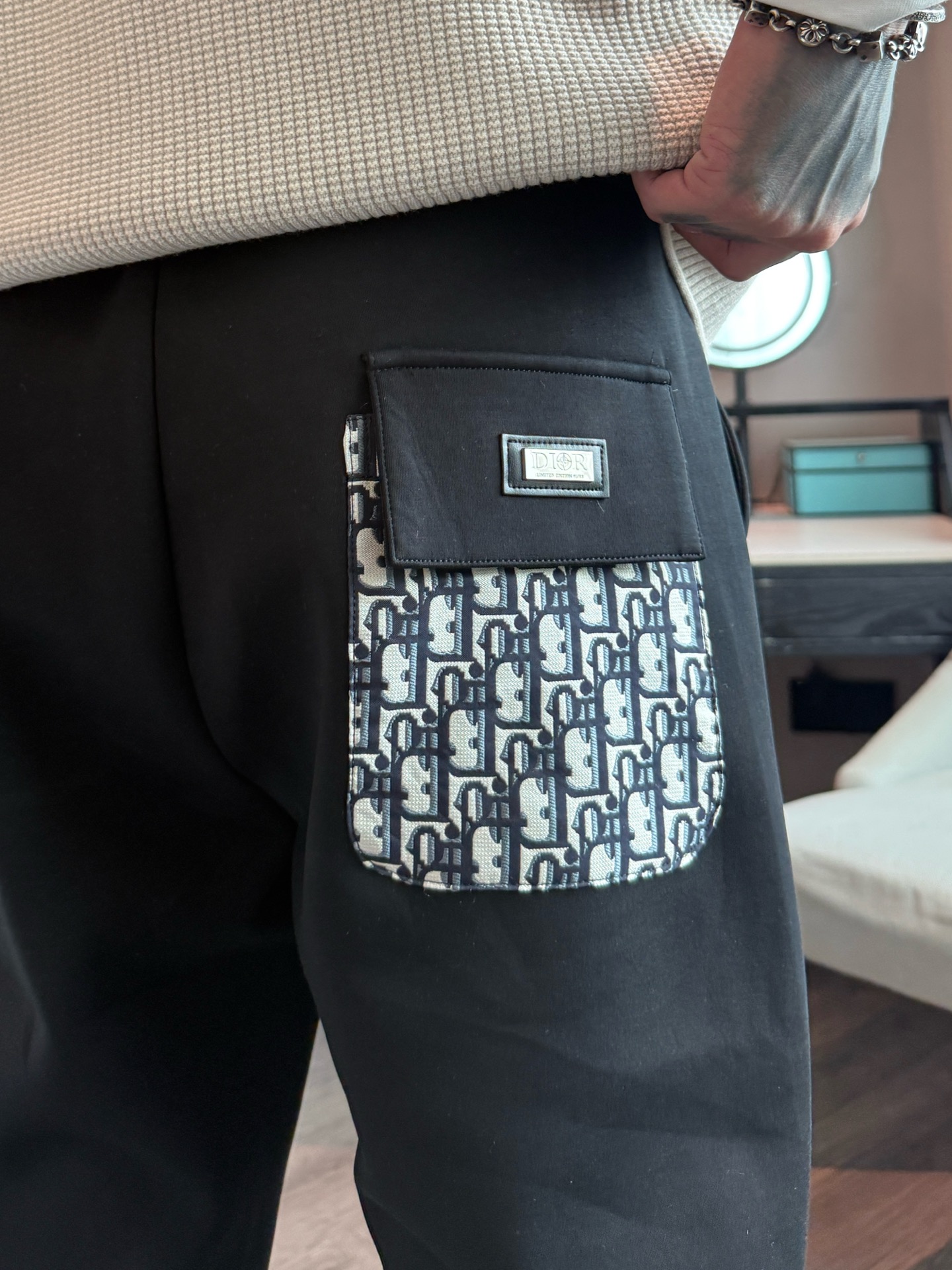 迪奥 顶级货品🐮 🆕2025秋冬新款休闲裤！官网同步发售。品牌经典LOGO休闲裤 ，定制面料，舒适度极好