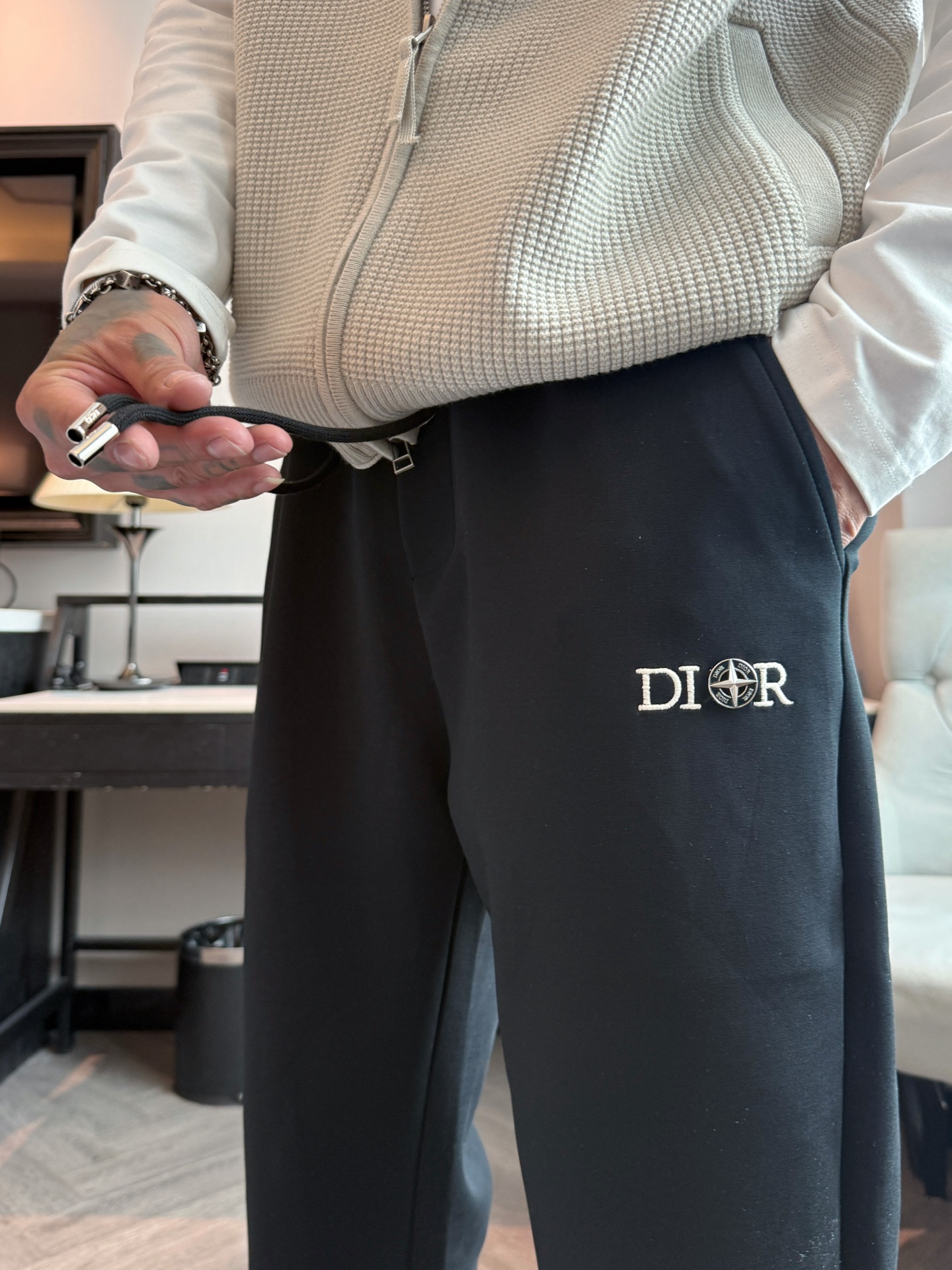 迪奥 顶级货品🐮 🆕2025秋冬新款休闲裤！官网同步发售。品牌经典LOGO休闲裤 ，定制面料，舒适度极好