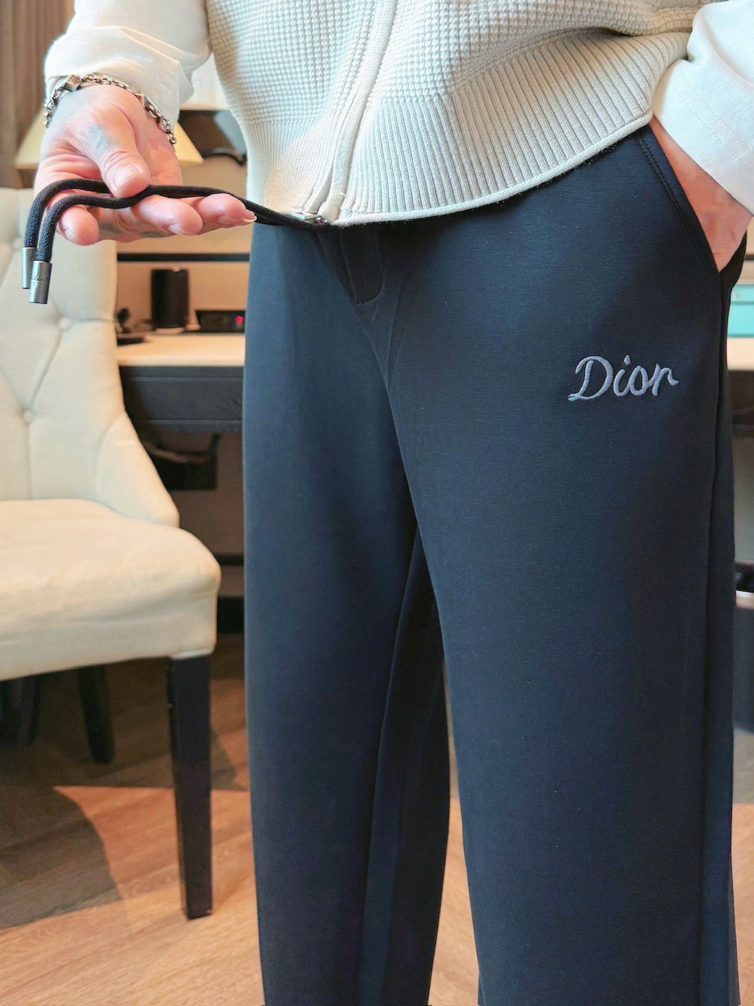 迪奥 顶级货品🐮 🆕2025秋冬新款休闲裤！官网同步发售。品牌经典LOGO休闲裤 ，定制面料，舒适度极好