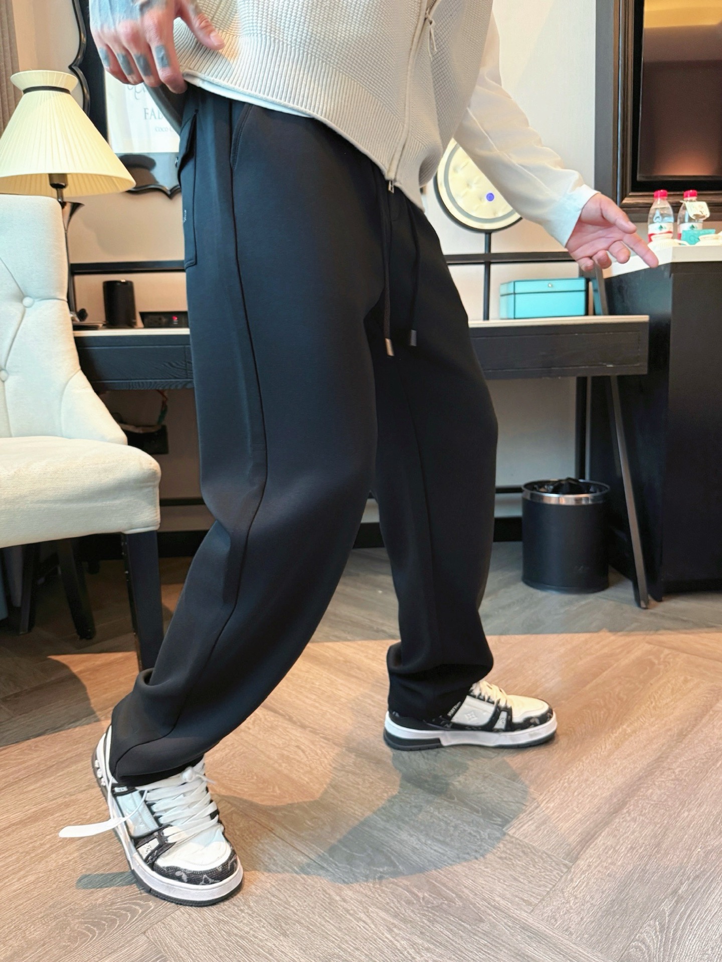 迪奥 顶级货品🐮 🆕2025秋冬新款休闲裤！官网同步发售。品牌经典LOGO休闲裤 ，定制面料，舒适度极好