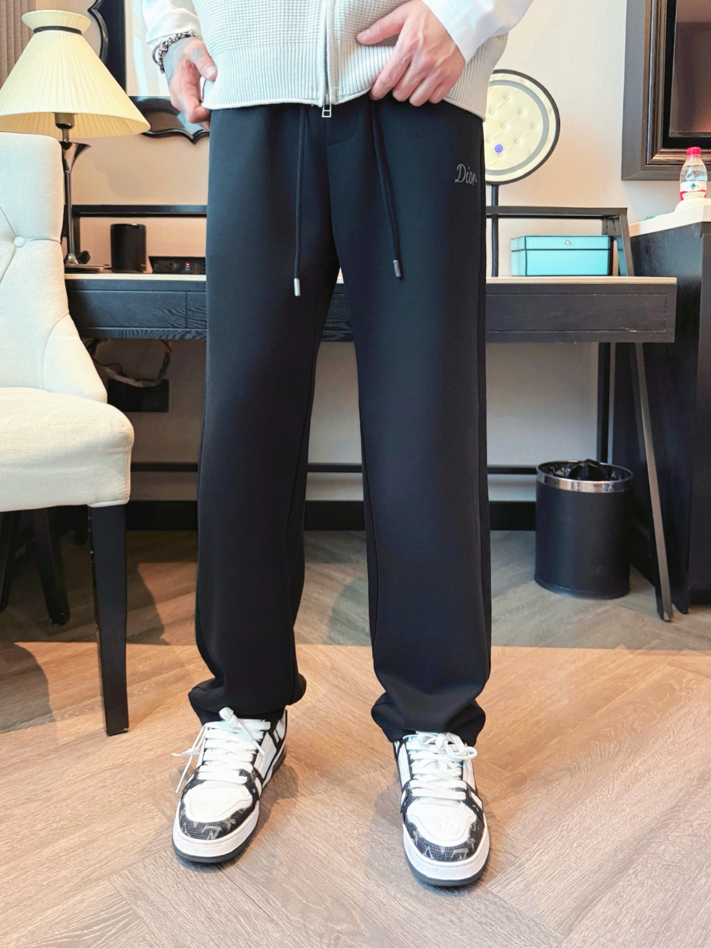迪奥 顶级货品🐮 🆕2025秋冬新款休闲裤！官网同步发售。品牌经典LOGO休闲裤 ，定制面料，舒适度极好
