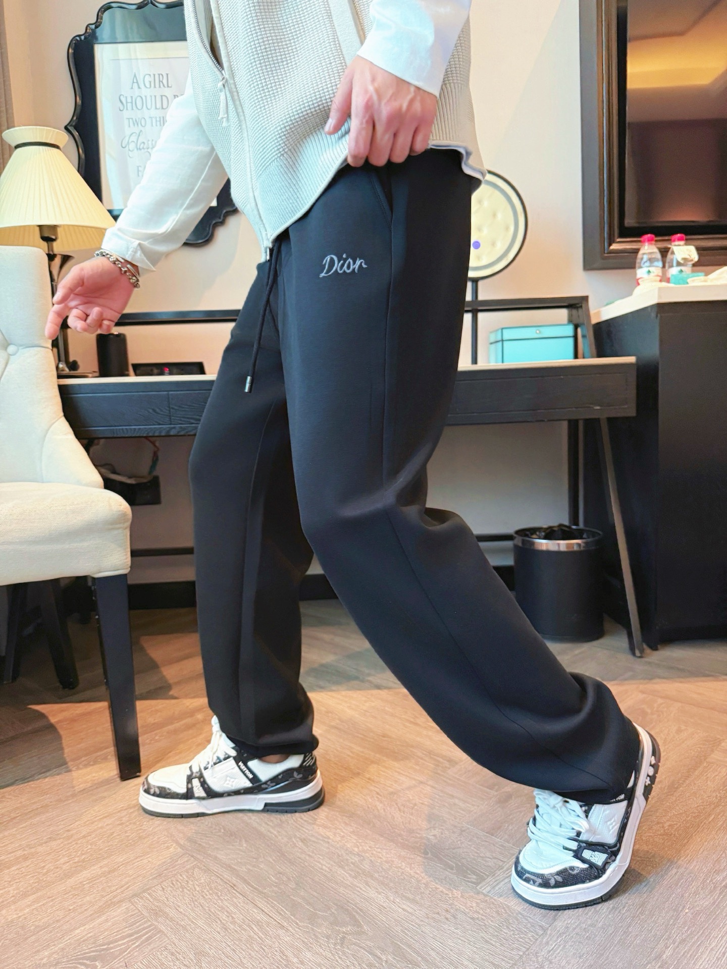 迪奥 顶级货品🐮 🆕2025秋冬新款休闲裤！官网同步发售。品牌经典LOGO休闲裤 ，定制面料，舒适度极好