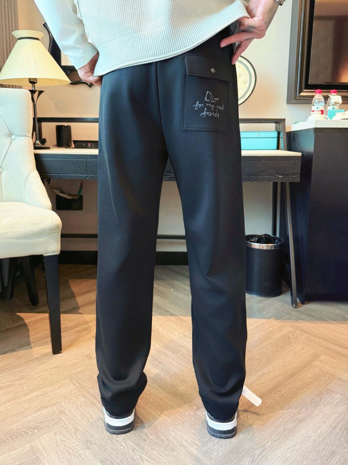 迪奥 顶级货品🐮 🆕2025秋冬新款休闲裤！官网同步发售。品牌经典LOGO休闲裤 ，定制面料，舒适度极好