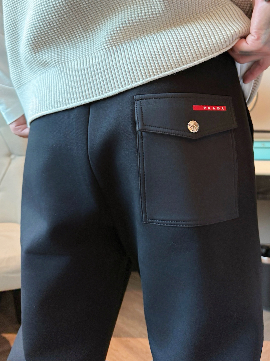 普拉达 顶级货品🐮 🆕2025秋冬新款休闲裤！官网同步发售。品牌经典LOGO休闲裤 ，定制面料，舒适度极