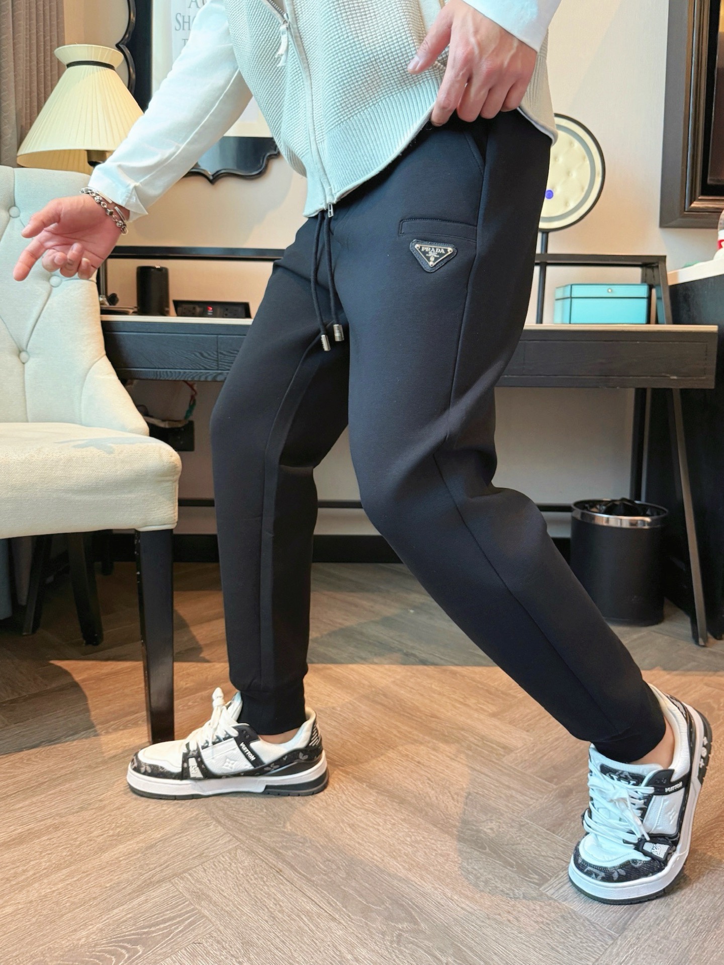 普拉达 顶级货品🐮 🆕2025秋冬新款休闲裤！官网同步发售。品牌经典LOGO休闲裤 ，定制面料，舒适度极
