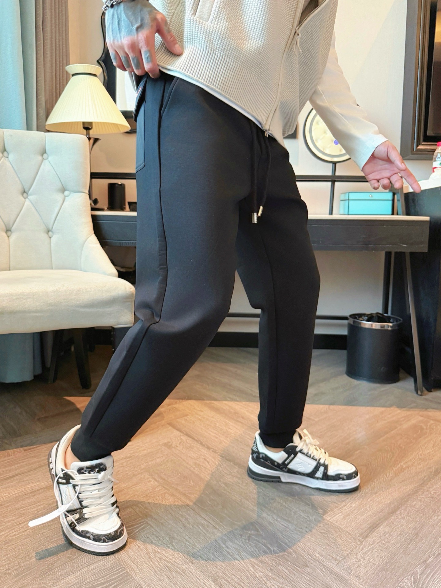 普拉达 顶级货品🐮 🆕2025秋冬新款休闲裤！官网同步发售。品牌经典LOGO休闲裤 ，定制面料，舒适度极