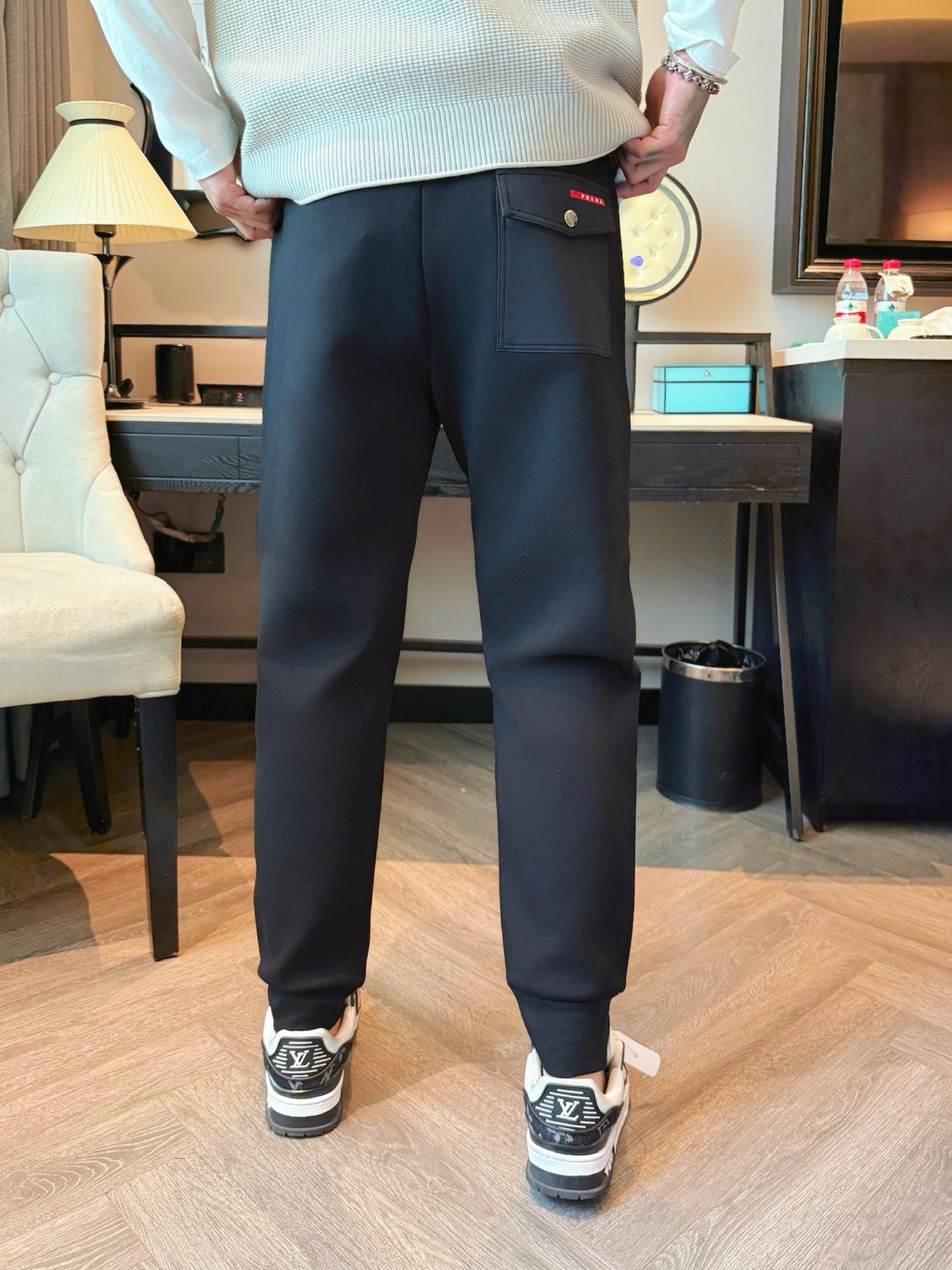 普拉达 顶级货品🐮 🆕2025秋冬新款休闲裤！官网同步发售。品牌经典LOGO休闲裤 ，定制面料，舒适度极