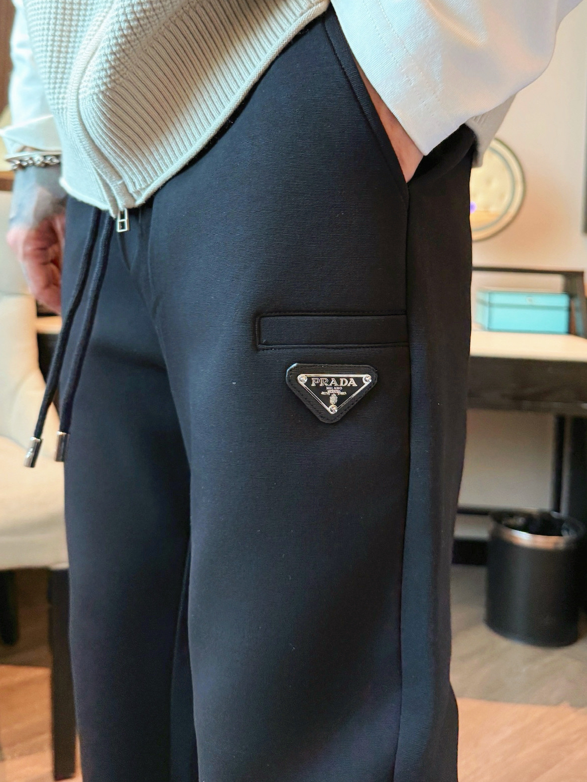 普拉达 顶级货品🐮 🆕2025秋冬新款休闲裤！官网同步发售。品牌经典LOGO休闲裤 ，定制面料，舒适度极