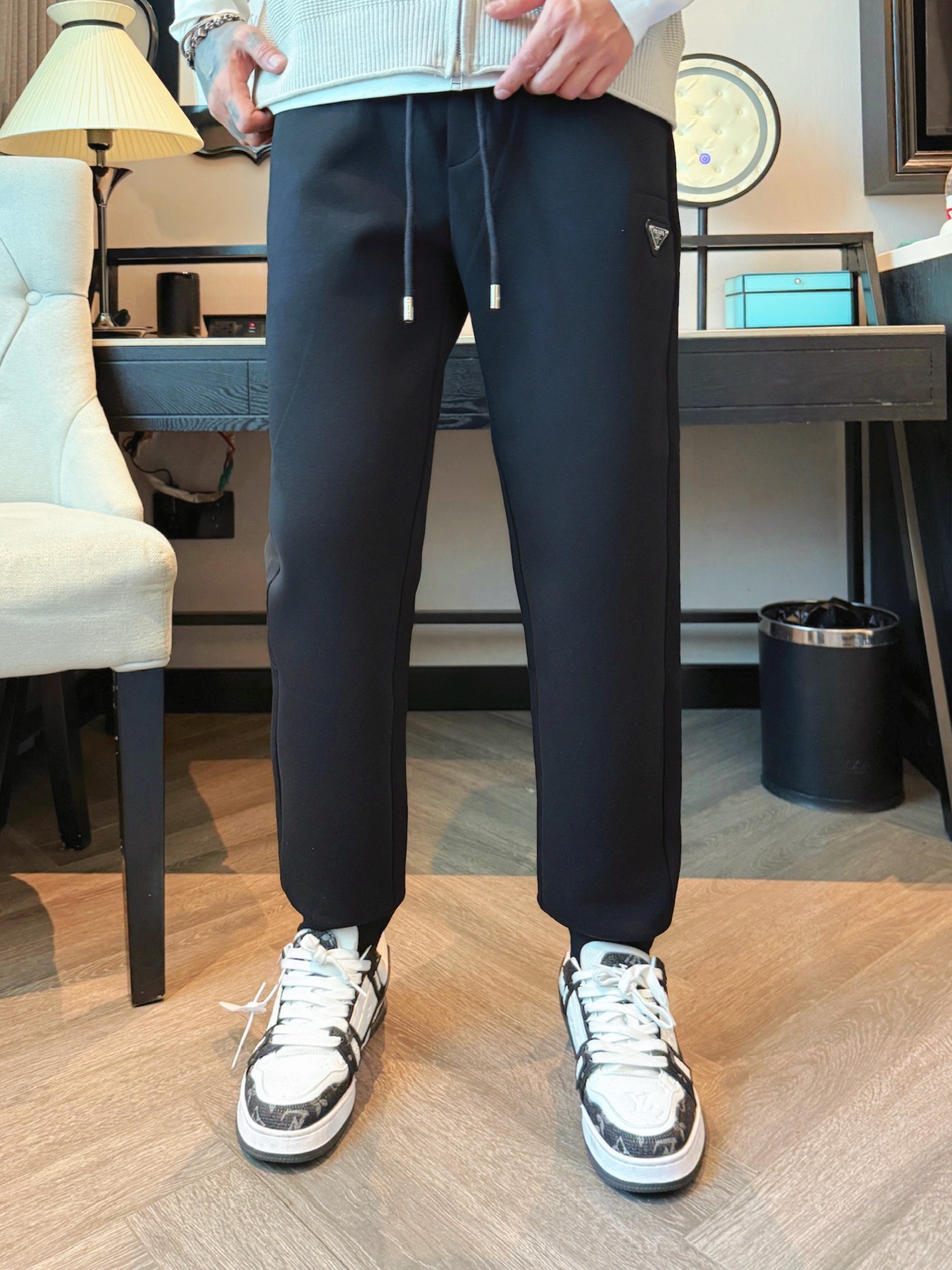 普拉达 顶级货品🐮 🆕2025秋冬新款休闲裤！官网同步发售。品牌经典LOGO休闲裤 ，定制面料，舒适度极