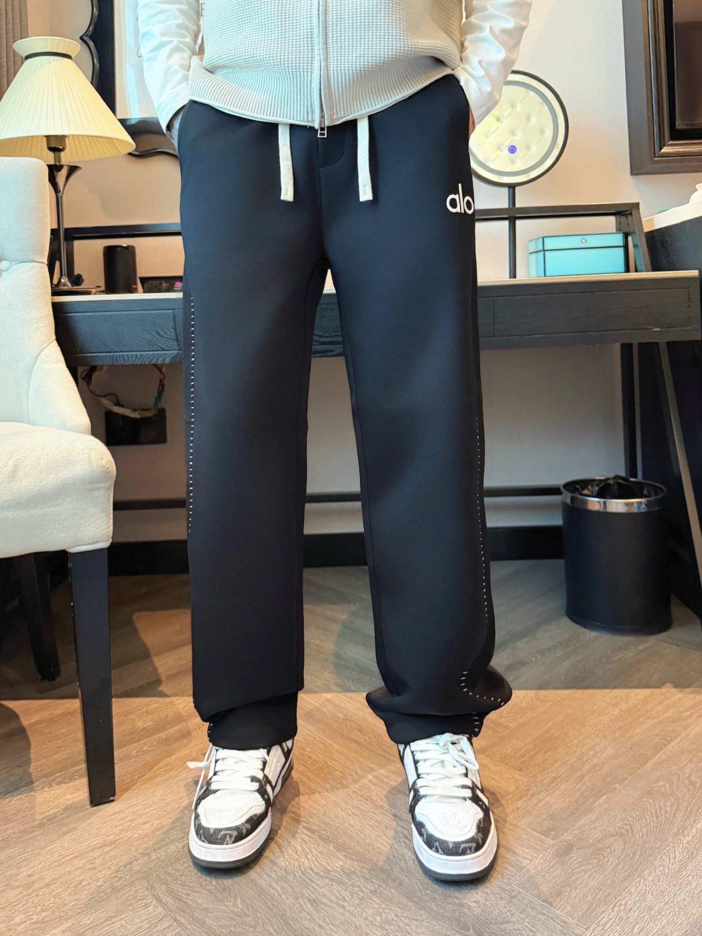 alo 顶级货品🐮 🆕2025秋冬新款休闲裤！官网同步发售。品牌经典LOGO休闲裤 ，定制面料，舒适度极