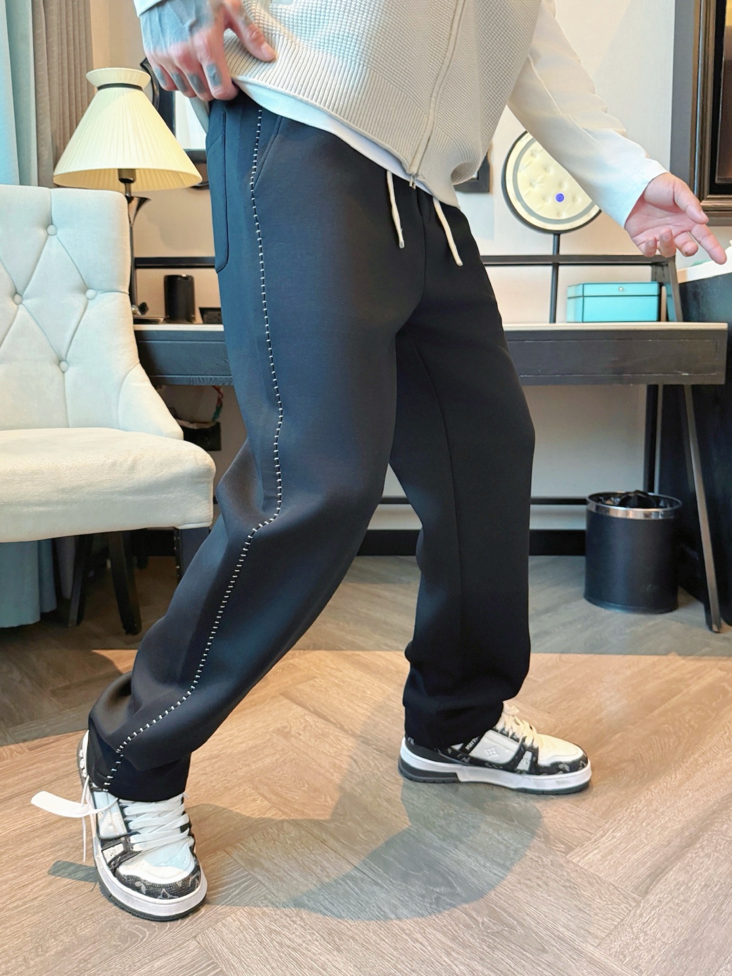 alo 顶级货品🐮 🆕2025秋冬新款休闲裤！官网同步发售。品牌经典LOGO休闲裤 ，定制面料，舒适度极