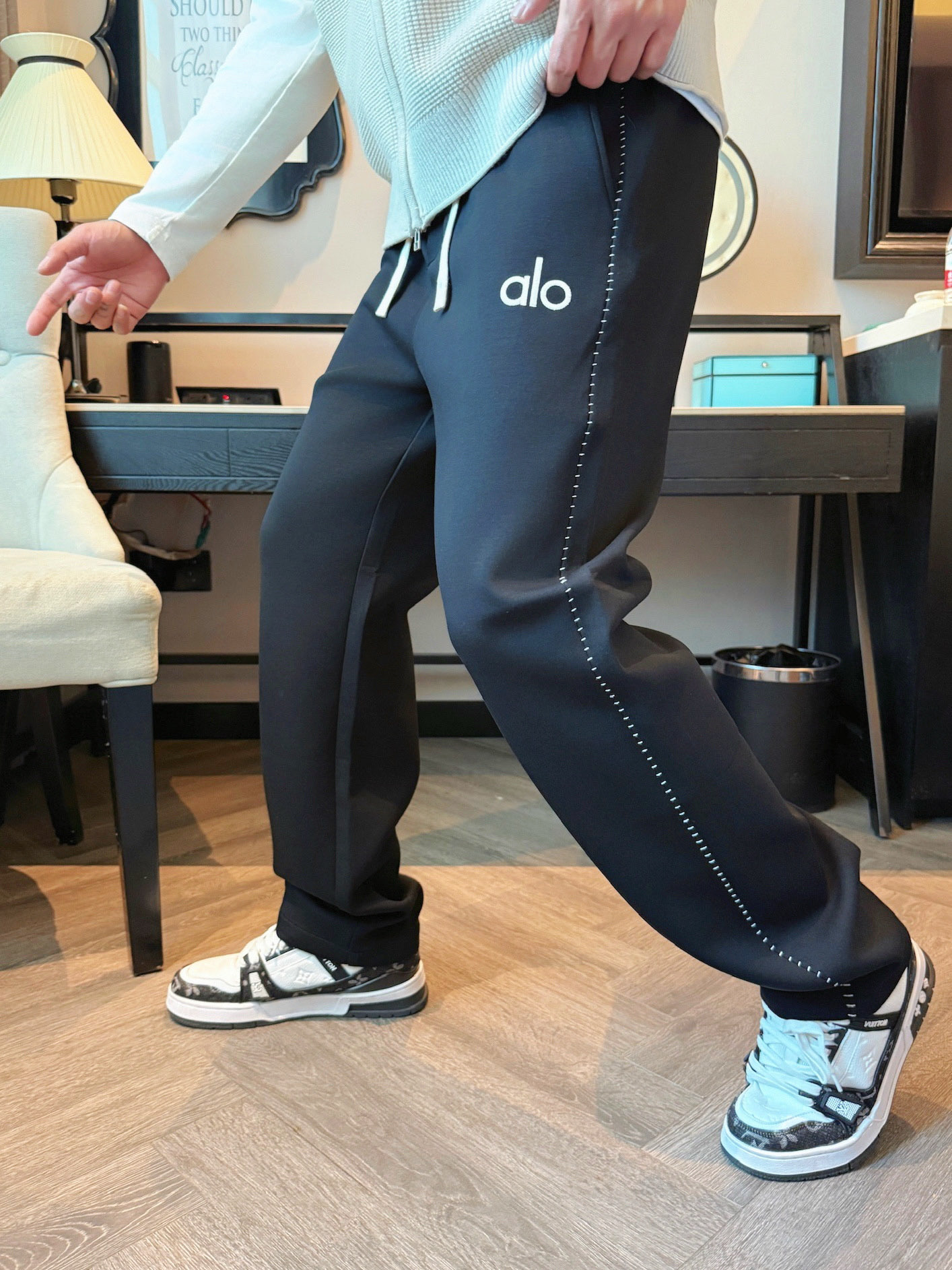 alo 顶级货品🐮 🆕2025秋冬新款休闲裤！官网同步发售。品牌经典LOGO休闲裤 ，定制面料，舒适度极