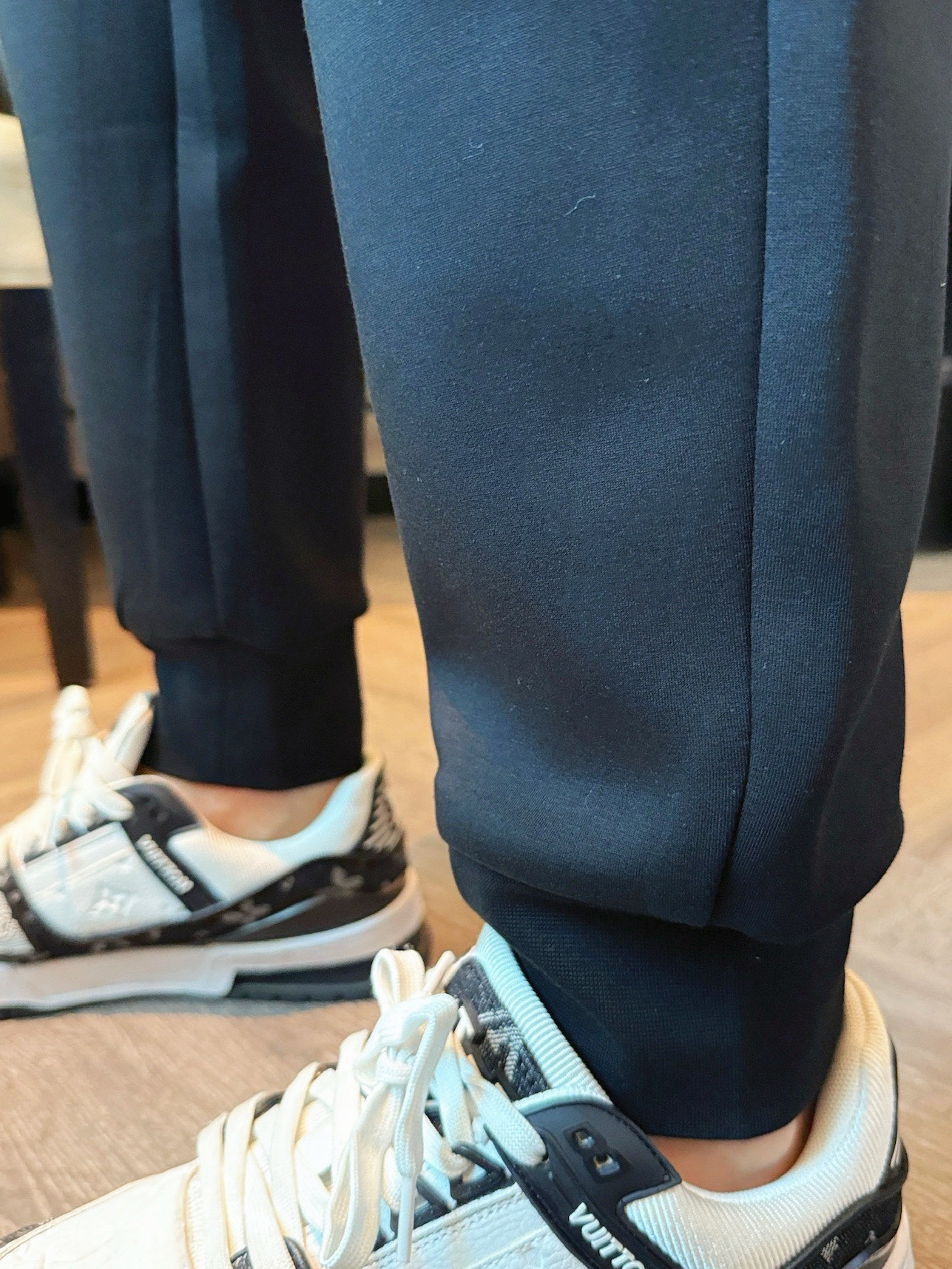 LV 顶级货品🐮 🆕2025秋冬新款休闲裤！官网同步发售。品牌经典LOGO休闲裤 ，定制面料，舒适度极好