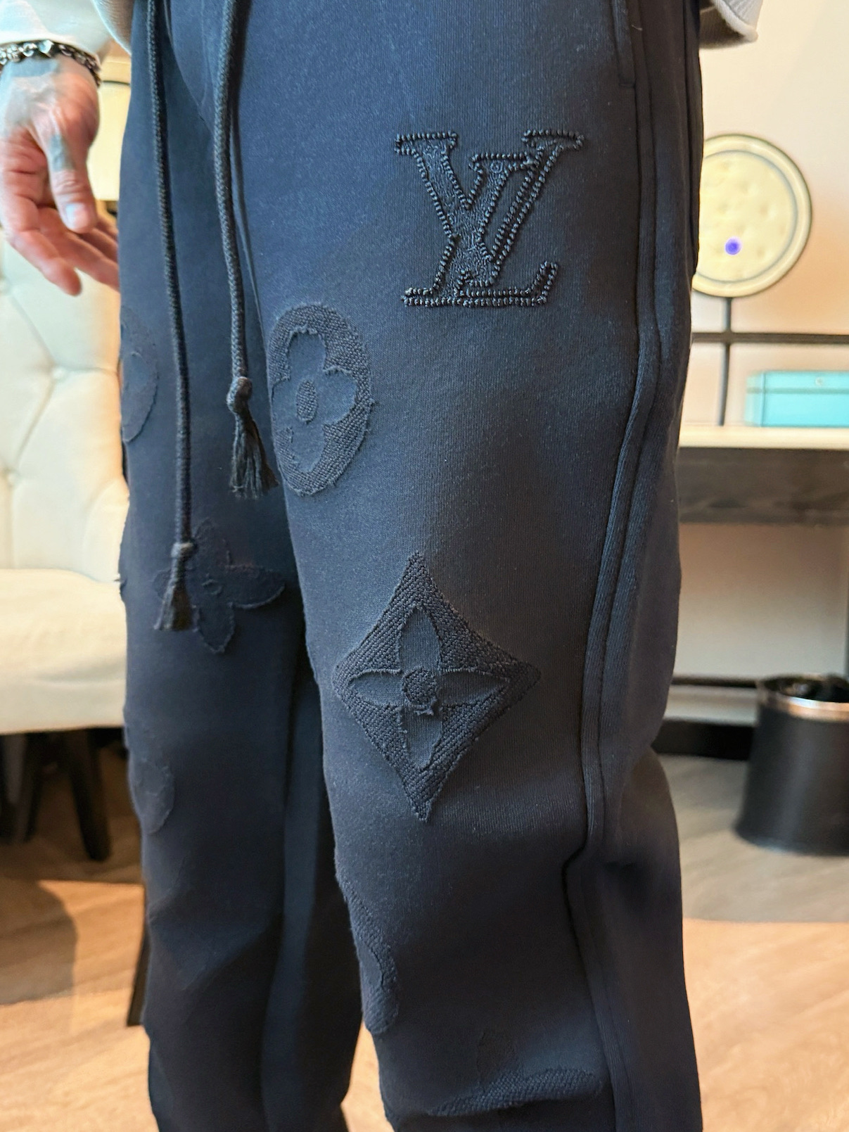 LV 顶级货品🐮 🆕2025秋冬新款休闲裤！官网同步发售。品牌经典LOGO休闲裤 ，定制面料，舒适度极好