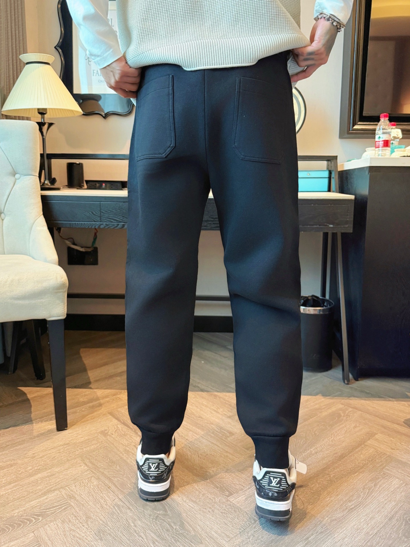 LV 顶级货品🐮 🆕2025秋冬新款休闲裤！官网同步发售。品牌经典LOGO休闲裤 ，定制面料，舒适度极好