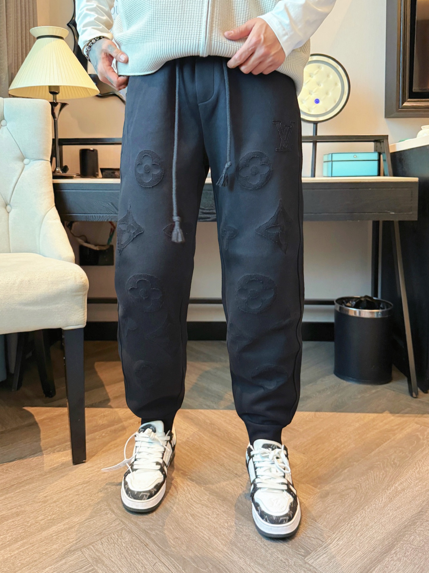 LV 顶级货品🐮 🆕2025秋冬新款休闲裤！官网同步发售。品牌经典LOGO休闲裤 ，定制面料，舒适度极好