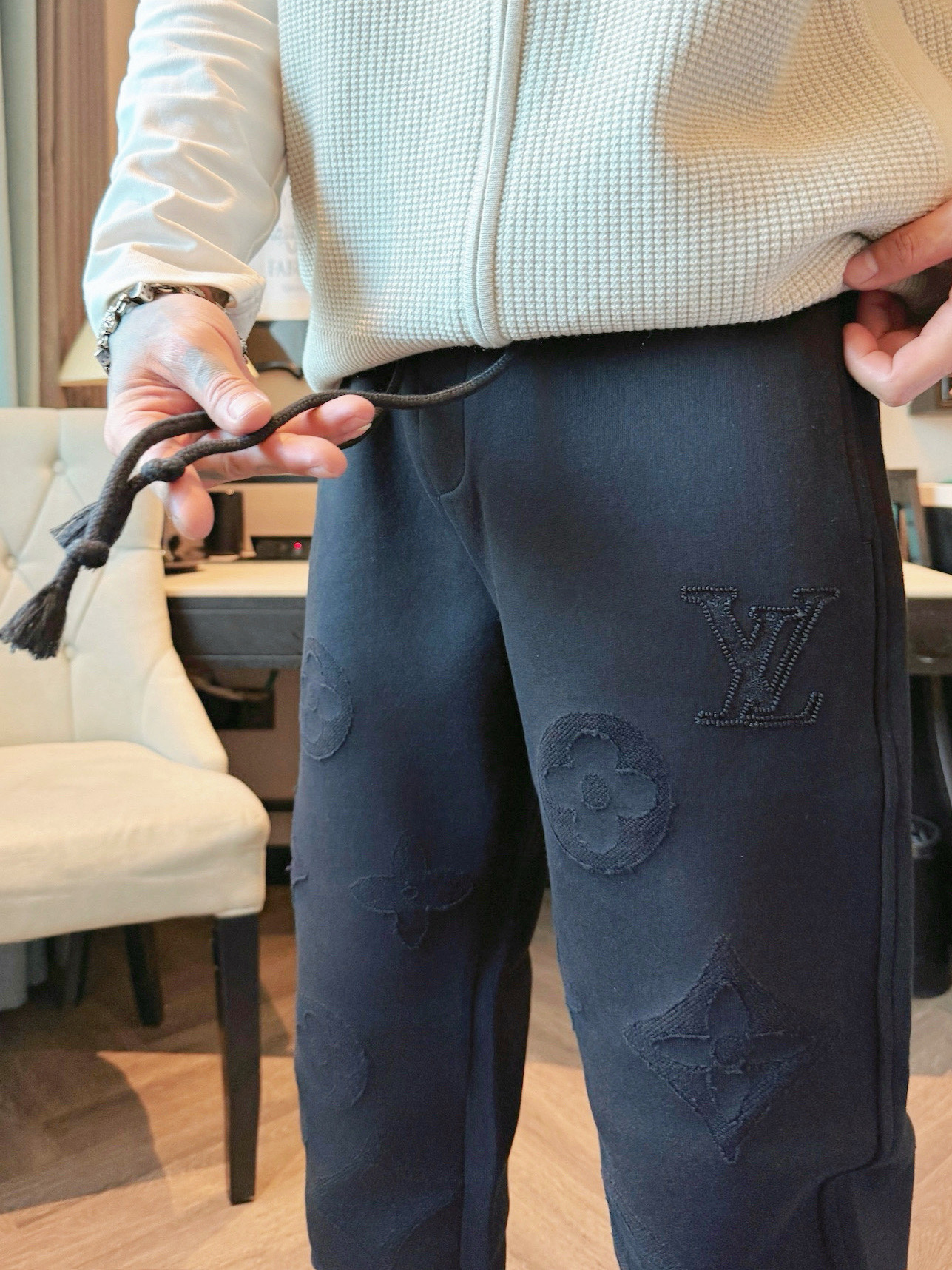 LV 顶级货品🐮 🆕2025秋冬新款休闲裤！官网同步发售。品牌经典LOGO休闲裤 ，定制面料，舒适度极好