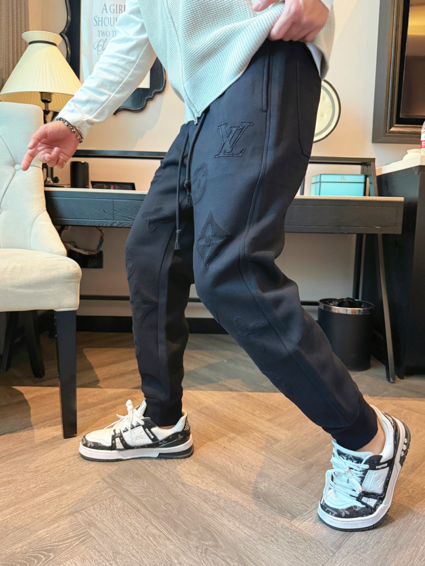 LV 顶级货品🐮 🆕2025秋冬新款休闲裤！官网同步发售。品牌经典LOGO休闲裤 ，定制面料，舒适度极好