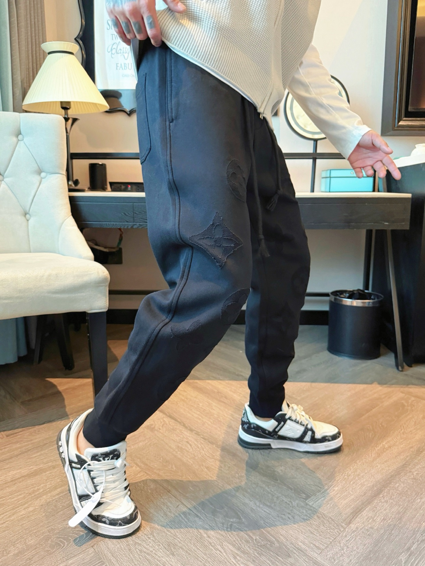 LV 顶级货品🐮 🆕2025秋冬新款休闲裤！官网同步发售。品牌经典LOGO休闲裤 ，定制面料，舒适度极好