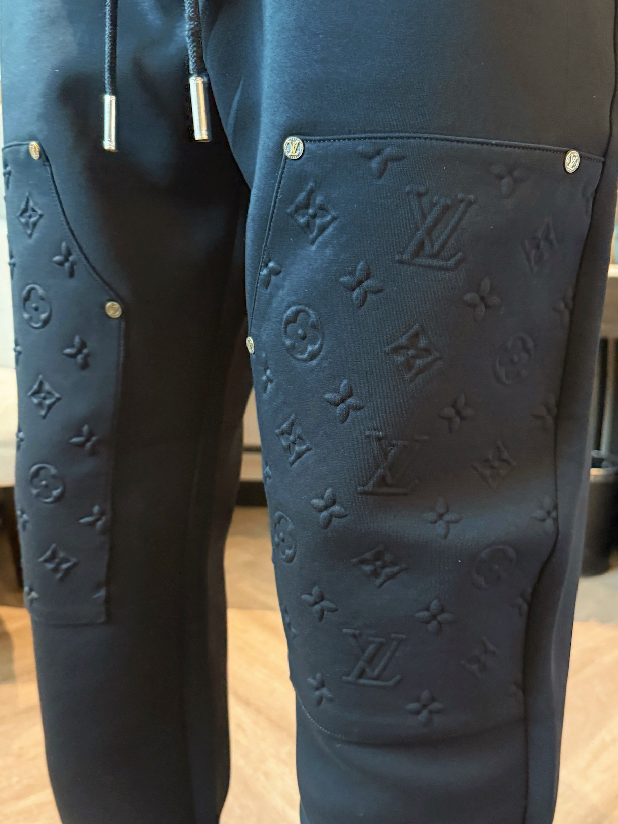 LV 顶级货品🐮 🆕2025秋冬新款休闲裤！官网同步发售。品牌经典LOGO休闲裤 ，定制面料，舒适度极好