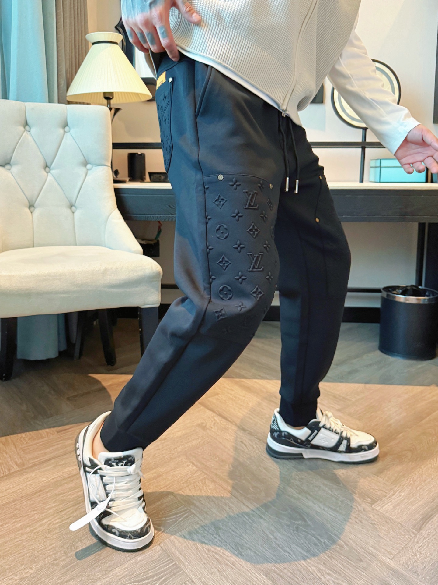 LV 顶级货品🐮 🆕2025秋冬新款休闲裤！官网同步发售。品牌经典LOGO休闲裤 ，定制面料，舒适度极好