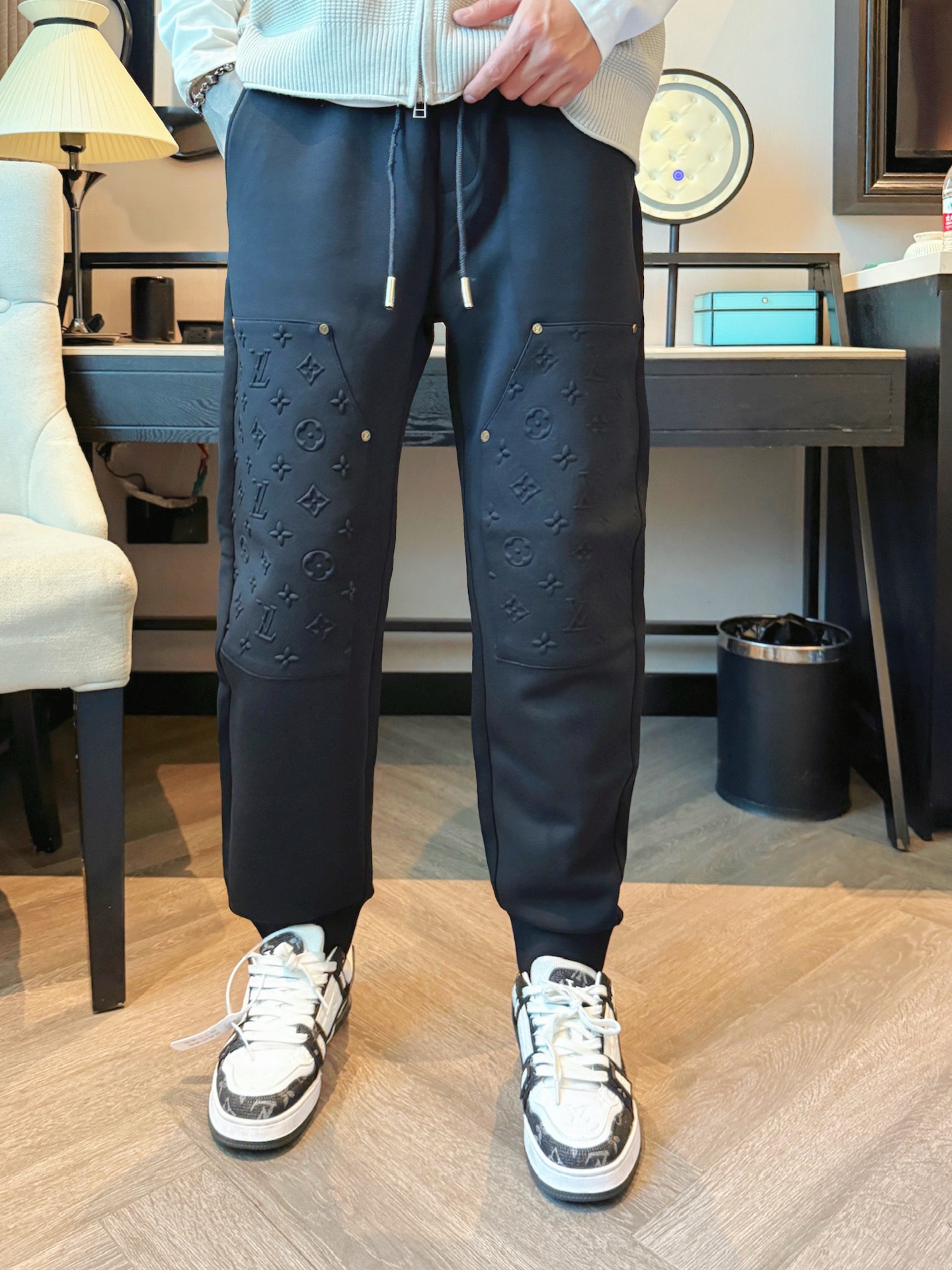 LV 顶级货品🐮 🆕2025秋冬新款休闲裤！官网同步发售。品牌经典LOGO休闲裤 ，定制面料，舒适度极好
