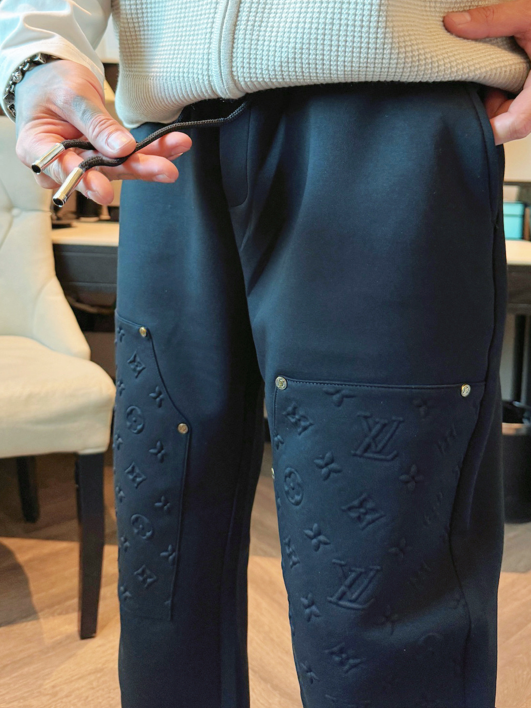 LV 顶级货品🐮 🆕2025秋冬新款休闲裤！官网同步发售。品牌经典LOGO休闲裤 ，定制面料，舒适度极好