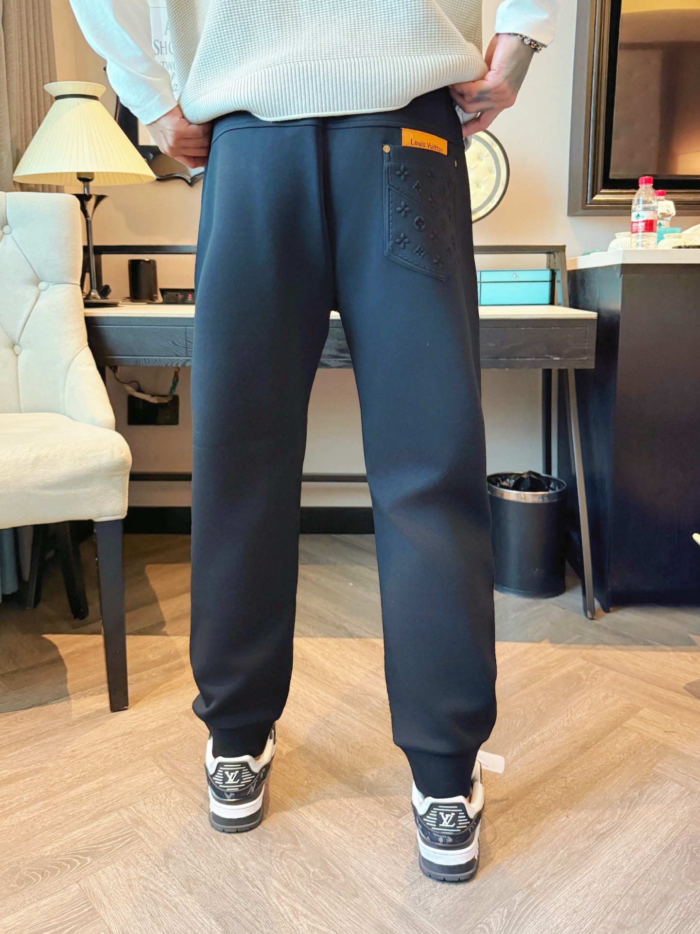 LV 顶级货品🐮 🆕2025秋冬新款休闲裤！官网同步发售。品牌经典LOGO休闲裤 ，定制面料，舒适度极好