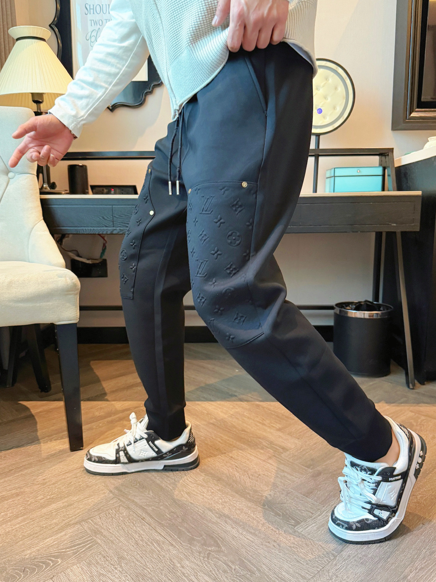 LV 顶级货品🐮 🆕2025秋冬新款休闲裤！官网同步发售。品牌经典LOGO休闲裤 ，定制面料，舒适度极好