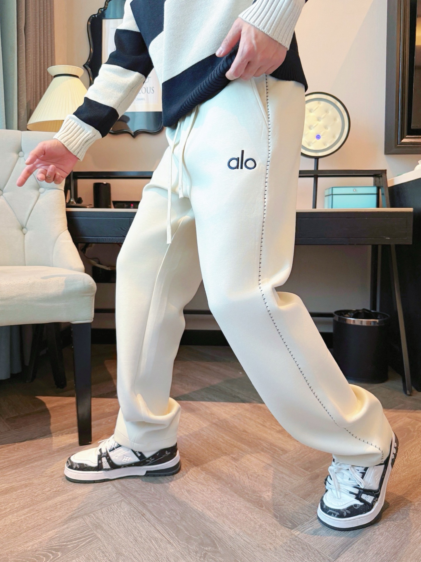 alo 顶级货品🐮 🆕2025秋冬新款休闲裤！官网同步发售。品牌经典LOGO休闲裤 ，定制面料，舒适度极