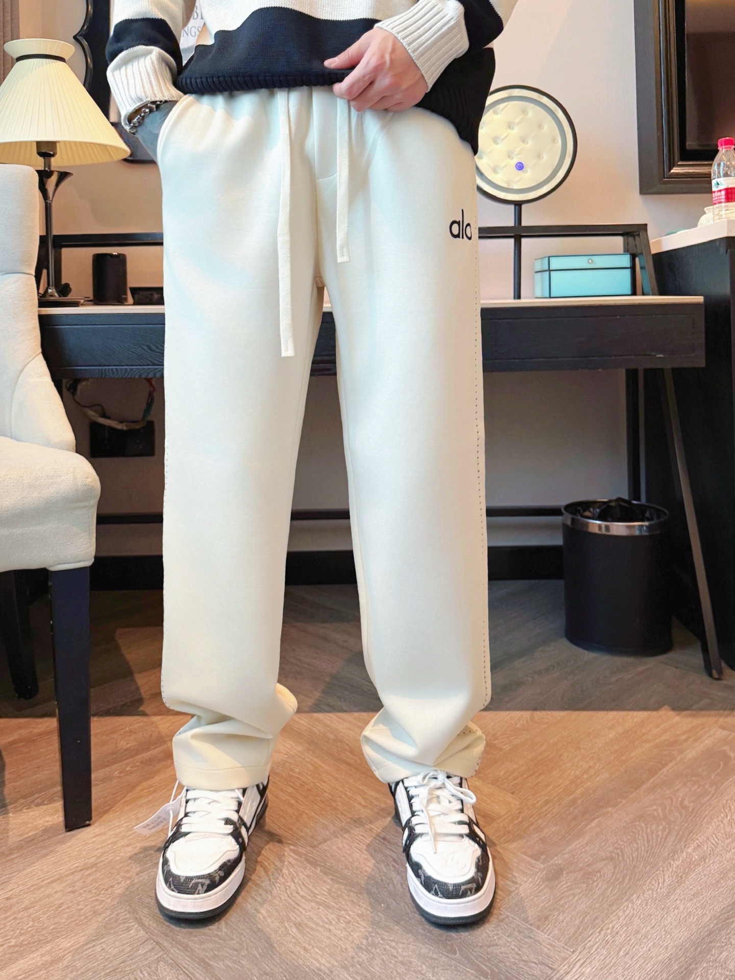 alo 顶级货品🐮 🆕2025秋冬新款休闲裤！官网同步发售。品牌经典LOGO休闲裤 ，定制面料，舒适度极
