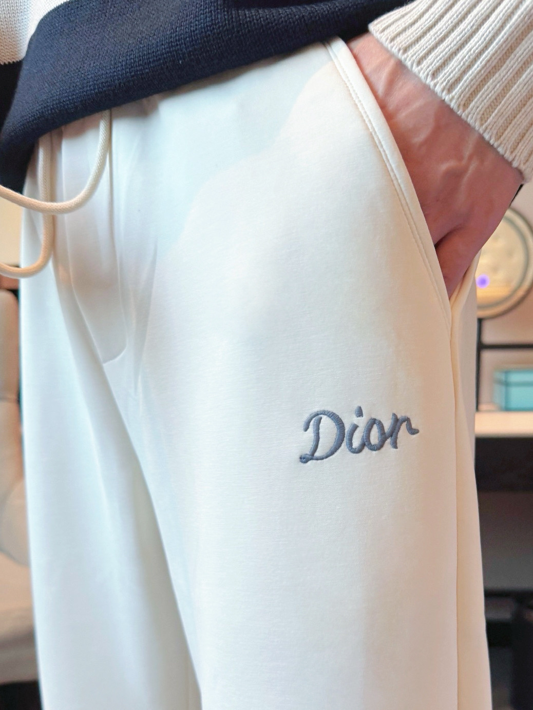 迪奥 顶级货品🐮 🆕2025秋冬新款休闲裤！官网同步发售。品牌经典LOGO休闲裤 ，定制面料，舒适度极好