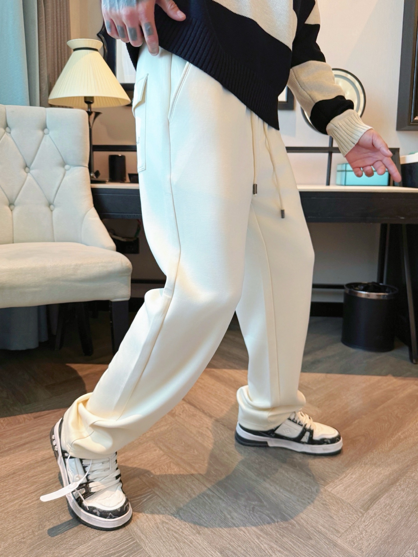 迪奥 顶级货品🐮 🆕2025秋冬新款休闲裤！官网同步发售。品牌经典LOGO休闲裤 ，定制面料，舒适度极好