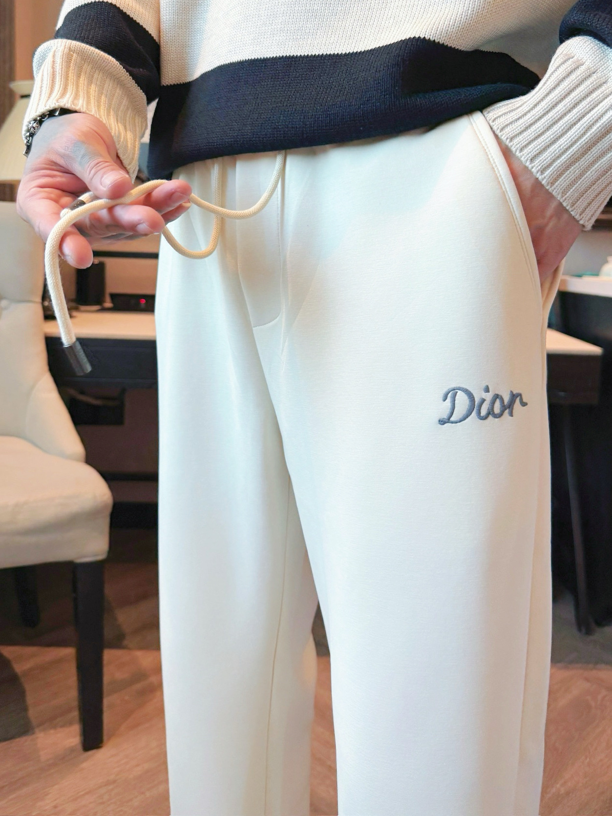 迪奥 顶级货品🐮 🆕2025秋冬新款休闲裤！官网同步发售。品牌经典LOGO休闲裤 ，定制面料，舒适度极好