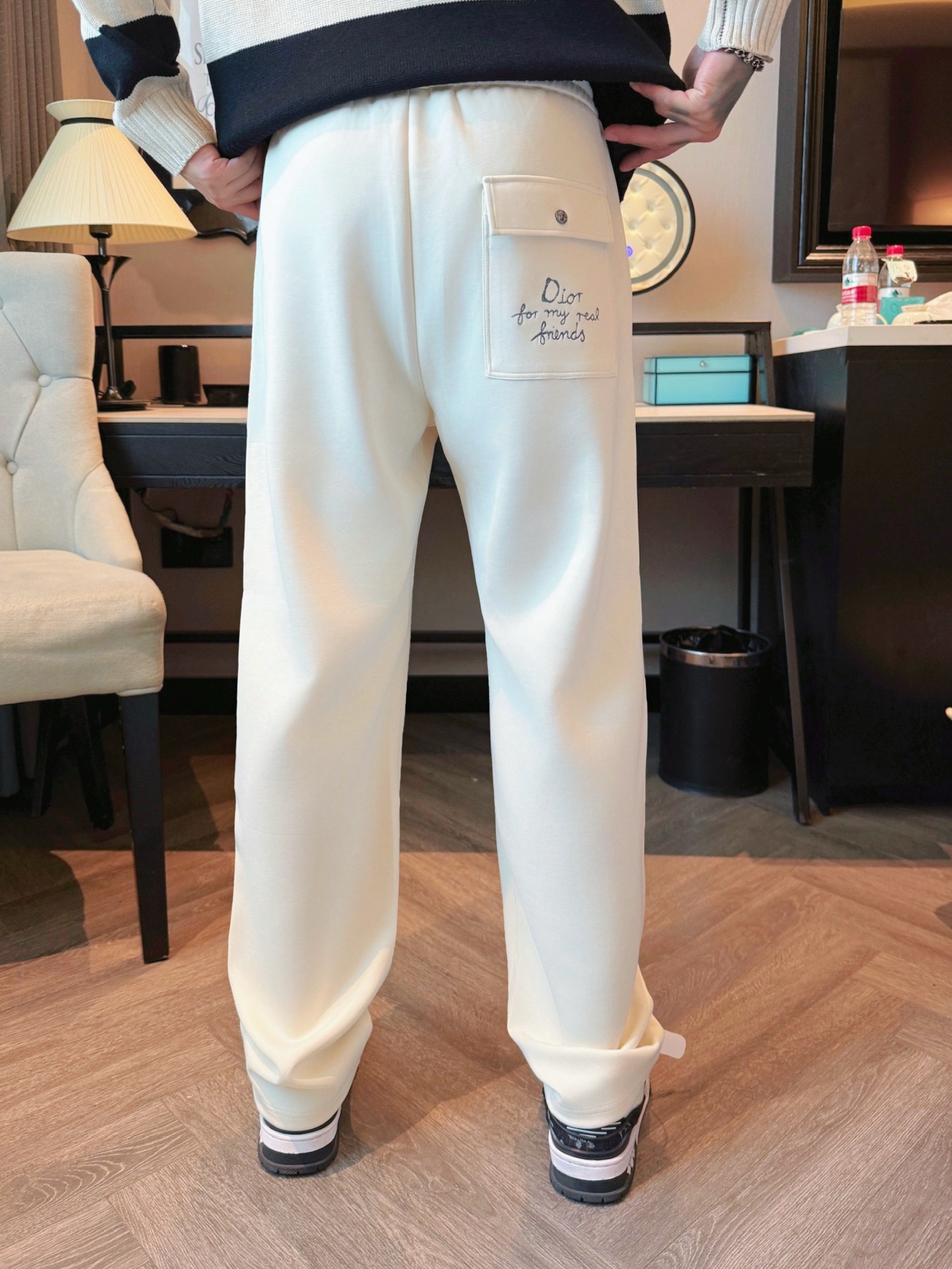 迪奥 顶级货品🐮 🆕2025秋冬新款休闲裤！官网同步发售。品牌经典LOGO休闲裤 ，定制面料，舒适度极好