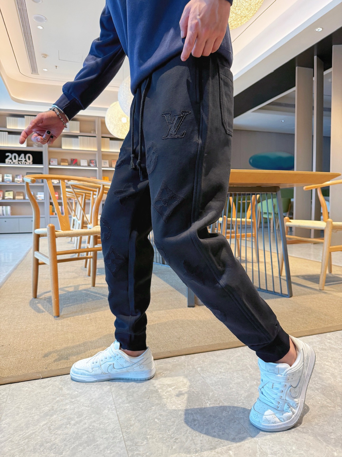 NO:609618,LV top products 2025 autumn and winter new casual pants!  On sale simultaneously on the official website. The brand's classic LOGO casual pants, customized fabrics, extremely comfortable, strong touch. Highly recognizable, perfect appearance and craftsmanship. Sizes M-3XL, louis vuitton, alexander wang19860909LV顶级货品 2025秋冬新款休闲裤！官网同步发售.品牌经典LOGO休闲裤 ,定制面料,舒适度极好,手触感强烈.辨识度极高,完美品相工艺. 尺码M-3XL,,louis vuitton,alexander wang,Men's clothing