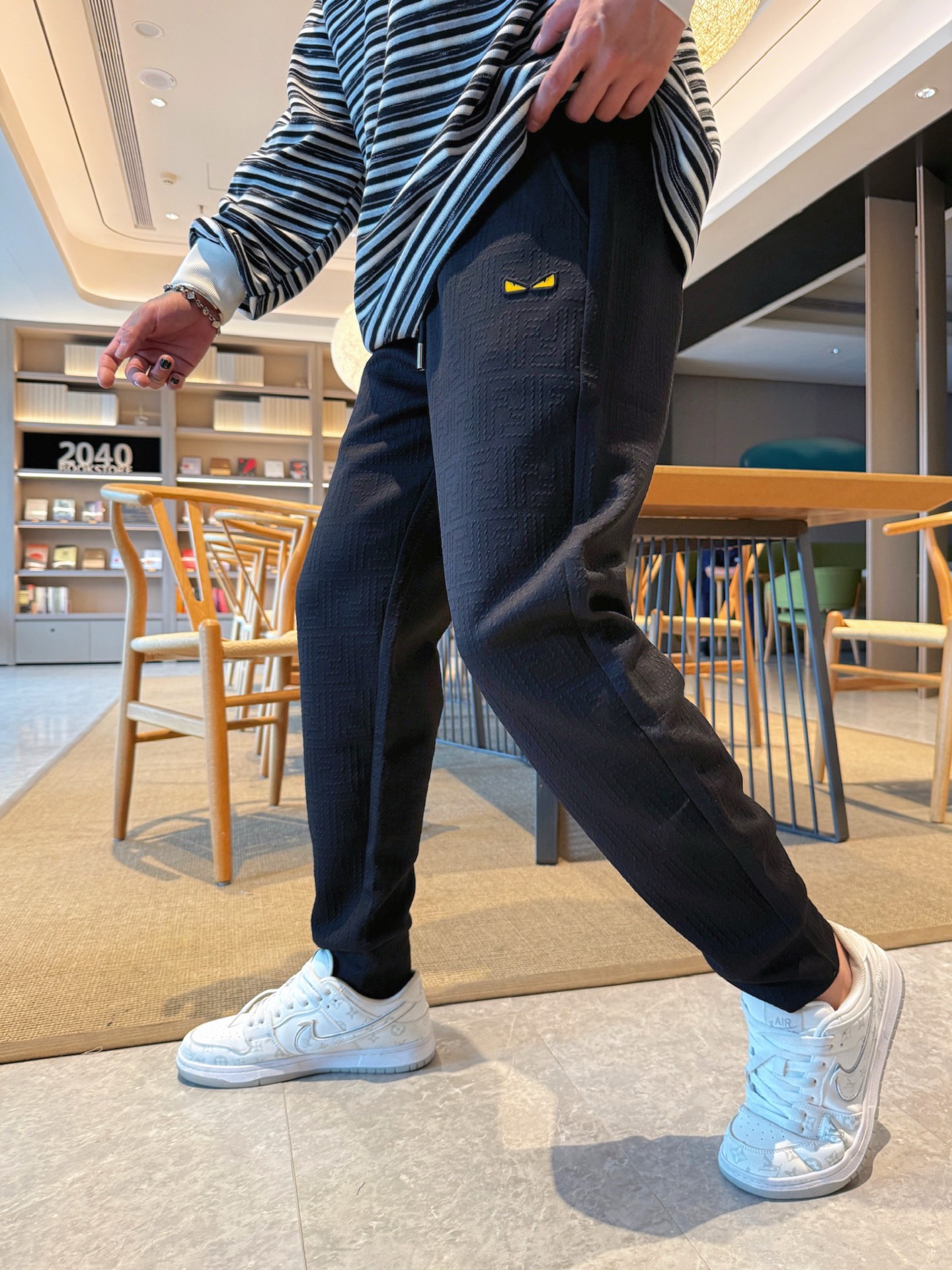 NO:609705,Fendi top product 2025 autumn and winter new casual pants!  On sale simultaneously on the official website. The brand's classic LOGO casual pants, customized fabrics, excellent comfort, strong touch. Highly recognizable, perfect appearance and craftsmanship. Sizes M-3XL, fendi, alexander wang19860909芬迪 顶级货品 2025秋冬新款休闲裤！官网同步发售.品牌经典LOGO休闲裤 ,定制面料,舒适度极好,手触感强烈.辨识度极高,完美品相工艺. 尺码M-3XL,,fendi,alexander wang,Men's clothing