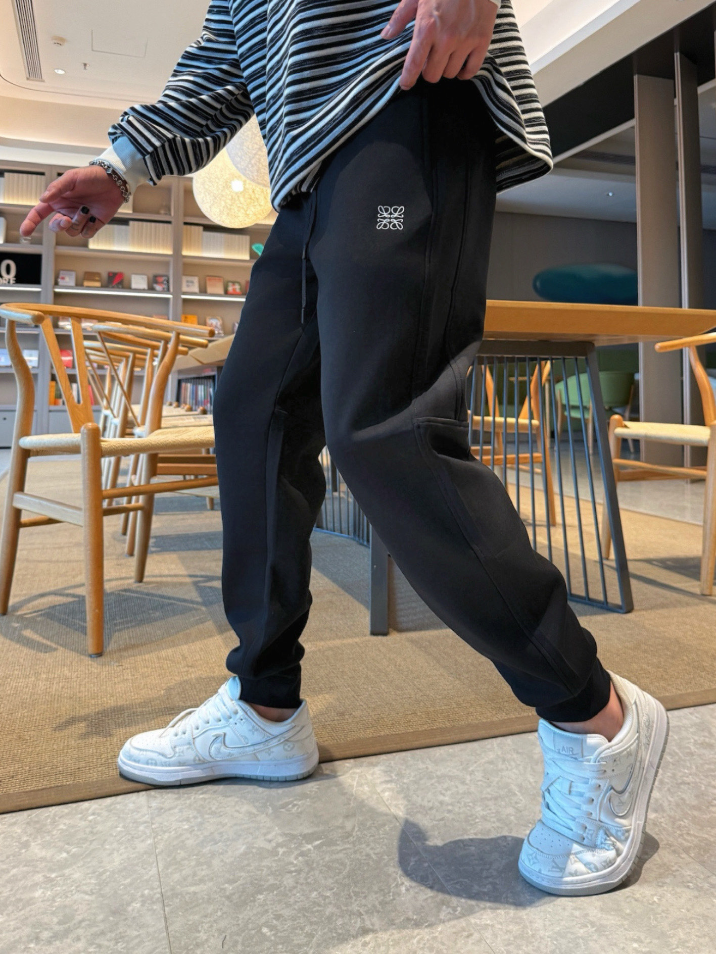 NO:609601,Loewe's top products 2025 autumn and winter new casual pants!  On sale simultaneously on the official website. The brand's classic LOGO casual pants, customized fabrics, excellent comfort, strong touch. Highly recognizable, perfect appearance and craftsmanship. Sizes M-3XL, loewe, alexander wang19860909罗意威顶级货品 2025秋冬新款休闲裤！官网同步发售.品牌经典LOGO休闲裤 ,定制面料,舒适度极好,手触感强烈.辨识度极高,完美品相工艺. 尺码M-3XL,,loewe,alexander wang,Men's clothing