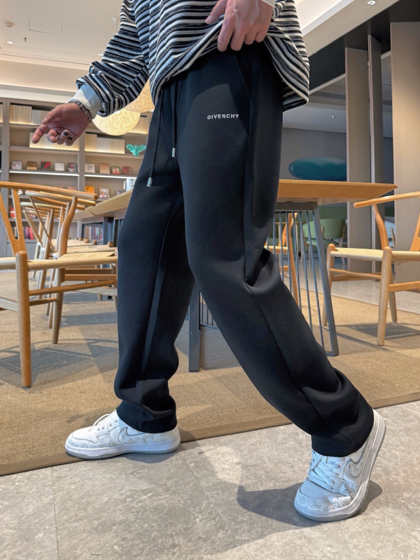 NO:609622,Givenchy's top products 2025 autumn and winter new casual pants!  On sale simultaneously on the official website. Brand classic LOGO casual pants, customized fabrics, excellent comfort, strong touch. Highly recognizable, perfect appearance and craftsmanship. Sizes M-3XL, givenchy, alexander wang19860909纪梵希顶级货品 2025秋冬新款休闲裤！官网同步发售.品牌经典LOGO休闲裤 ,定制面料,舒适度极好,手触感强烈.辨识度极高,完美品相工艺. 尺码M-3XL,,givenchy,alexander wang,Men's clothing