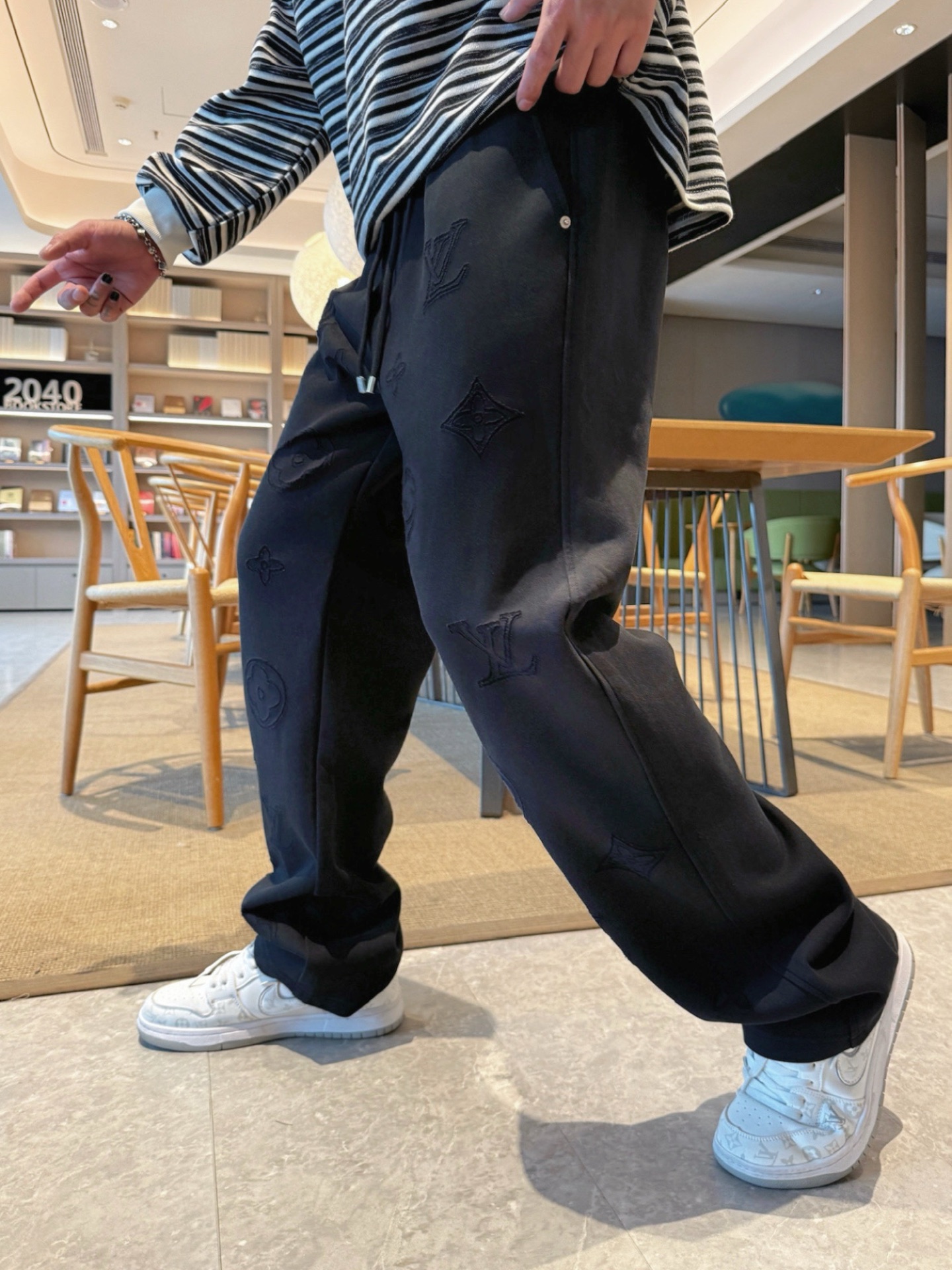 NO:609688,LV top products 2025 autumn and winter new casual pants!  On sale simultaneously on the official website. The brand's classic LOGO casual pants, customized fabrics, extremely comfortable, strong touch. Highly recognizable, perfect appearance and craftsmanship. Sizes M-3XL, louis vuitton, alexander wang19860909LV 顶级货品 2025秋冬新款休闲裤！官网同步发售.品牌经典LOGO休闲裤 ,定制面料,舒适度极好,手触感强烈.辨识度极高,完美品相工艺. 尺码M-3XL,,louis vuitton,alexander wang,Men's clothing