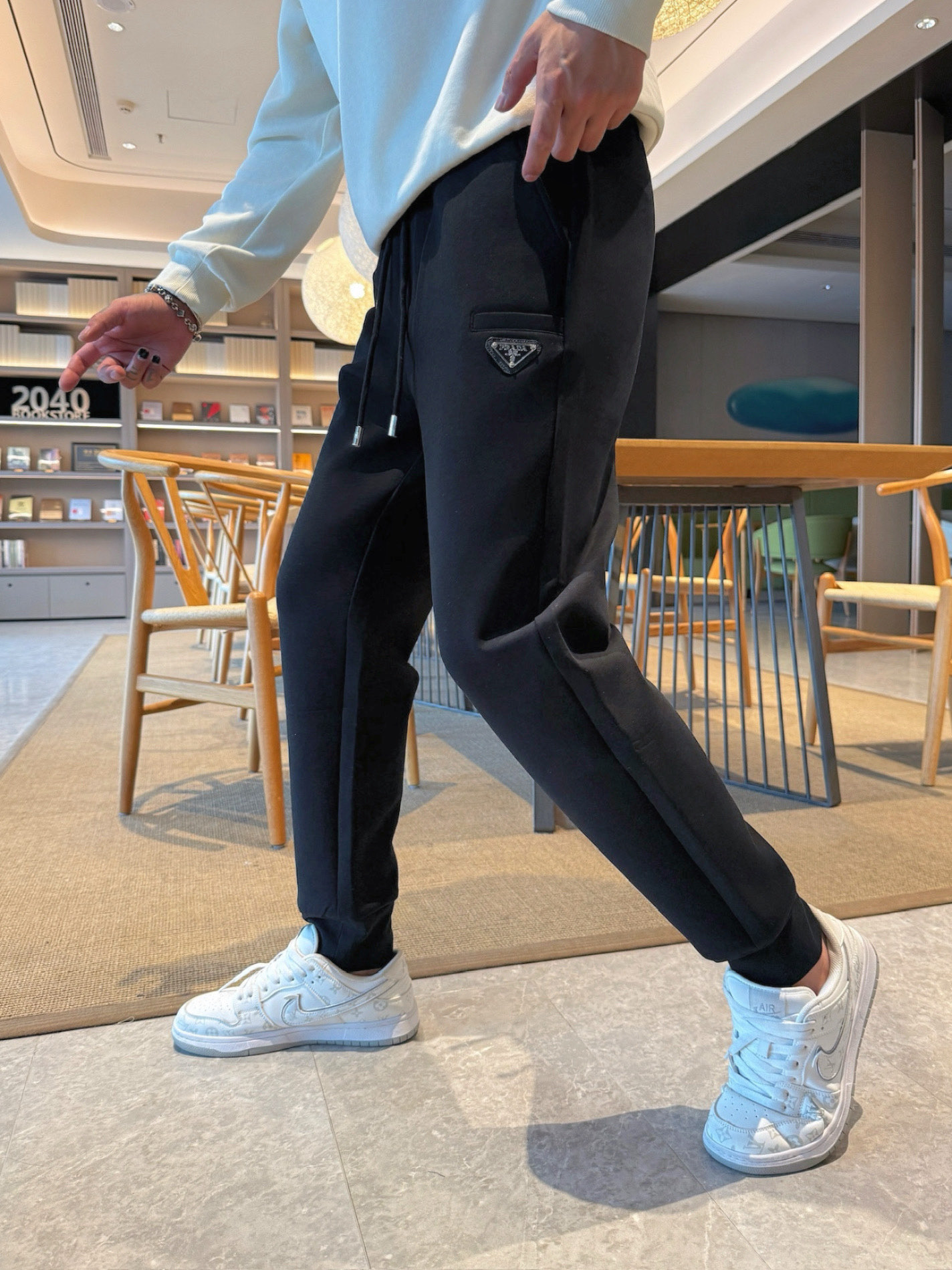 NO:609646,Prada top products 2025 autumn and winter new casual pants!  On sale simultaneously on the official website. Brand classic LOGO casual pants, customized fabrics, excellent comfort, strong touch. Highly recognizable, perfect appearance and craftsmanship. Sizes M-3XL, prada, alexander wang19860909普拉达 顶级货品 2025秋冬新款休闲裤！官网同步发售.品牌经典LOGO休闲裤 ,定制面料,舒适度极好,手触感强烈.辨识度极高,完美品相工艺. 尺码M-3XL,,prada,alexander wang,Men's clothing