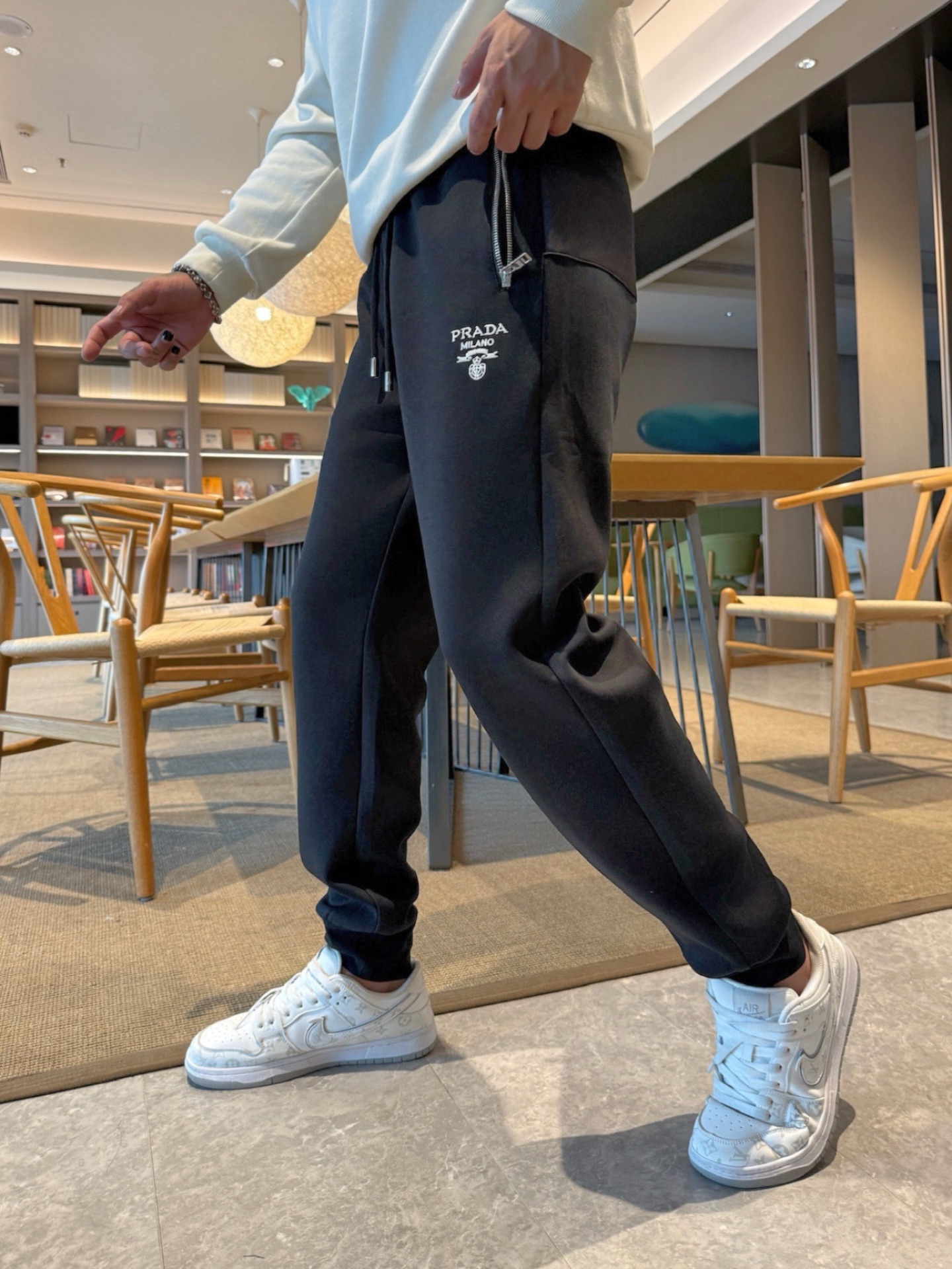 NO:609735,Prada's top product 2025 autumn and winter new casual pants!  On sale simultaneously on the official website. Brand classic LOGO casual pants, customized fabrics, excellent comfort, strong touch. Highly recognizable, perfect appearance and craftsmanship. Sizes M-3XL, prada, alexander wang19860909普拉达顶级货品 2025秋冬新款休闲裤！官网同步发售.品牌经典LOGO休闲裤 ,定制面料,舒适度极好,手触感强烈.辨识度极高,完美品相工艺. 尺码M-3XL,,prada,alexander wang,Men's clothing