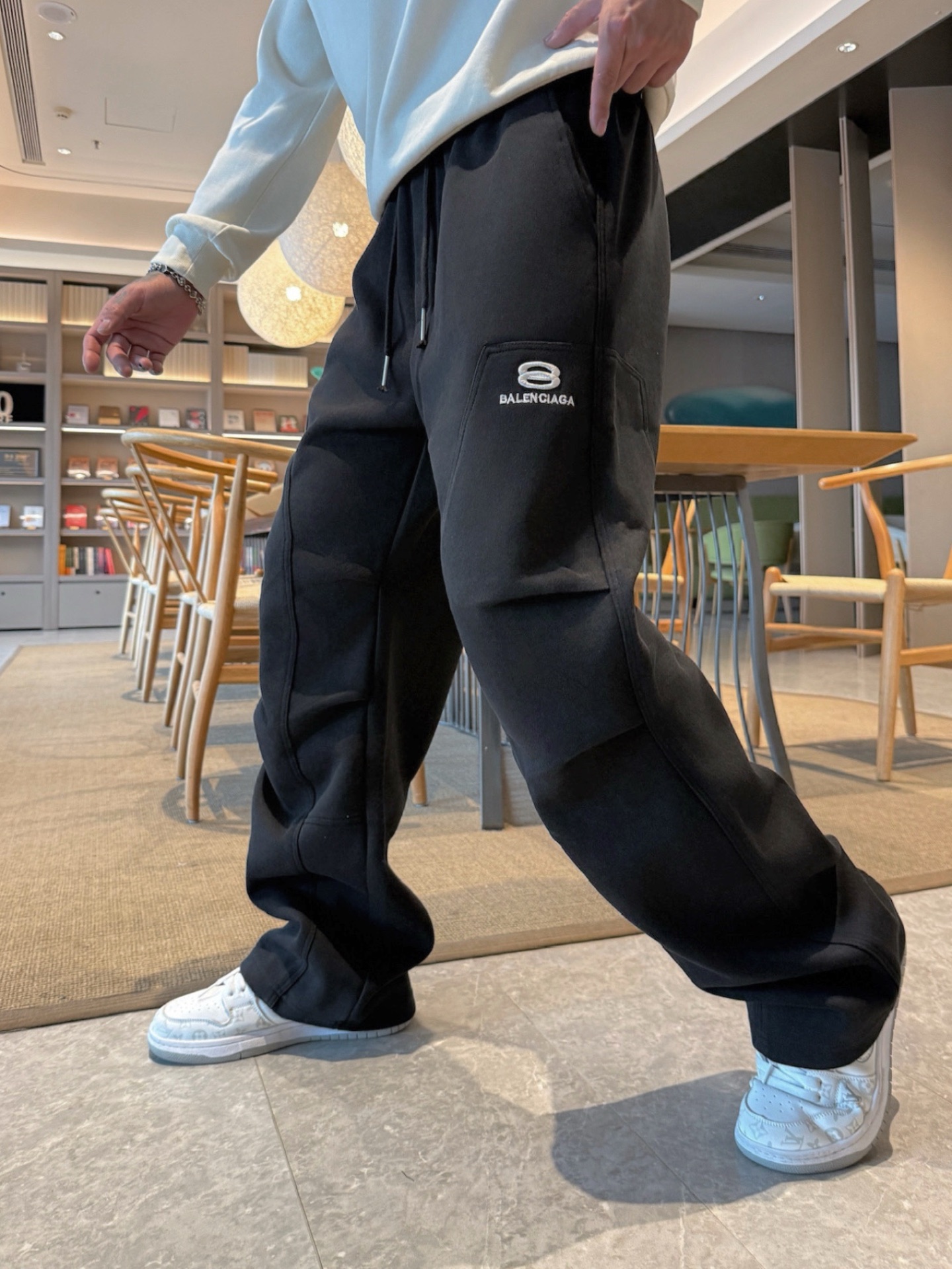 NO:609685,Balenciaga top product 2025 autumn and winter new casual pants!  On sale simultaneously on the official website. Brand classic LOGO casual pants, customized fabrics, excellent comfort, strong touch. Highly recognizable, perfect appearance and craftsmanship. Sizes M-3XL, balenciaga, alexander wang19860909巴黎世家 顶级货品 2025秋冬新款休闲裤！官网同步发售.品牌经典LOGO休闲裤 ,定制面料,舒适度极好,手触感强烈.辨识度极高,完美品相工艺. 尺码M-3XL,,balenciaga,alexander wang,Men's clothing