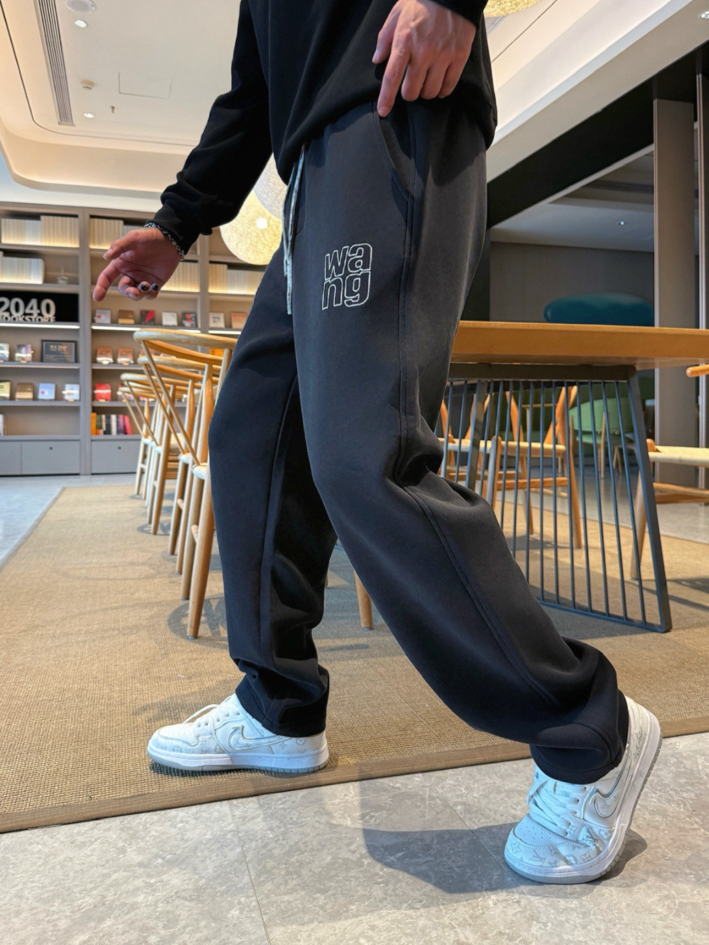 NO:609587,King's top product 2025 autumn and winter new casual pants!  On sale simultaneously on the official website. The brand's classic LOGO casual pants, customized fabrics, extremely comfortable and strong to the touch. Highly recognizable, perfect appearance and craftsmanship. Sizes M-3XL,, alexander wang, alexander wang19860909大王顶级货品 2025秋冬新款休闲裤！官网同步发售.品牌经典LOGO休闲裤 ,定制面料,舒适度极好,手触感强烈.辨识度极高,完美品相工艺. 尺码M-3XL,,alexander wang,alexander wang,Men's clothing