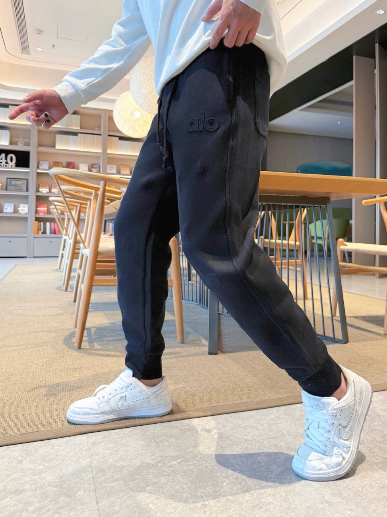 NO:609680,alo top product 2025 autumn and winter new casual pants!  On sale simultaneously on the official website. Brand classic LOGO casual pants, customized fabrics, excellent comfort, strong touch. Highly recognizable, perfect appearance and craftsmanship. Sizes M-3XL,, alexander wang19860909alo 顶级货品 2025秋冬新款休闲裤！官网同步发售.品牌经典LOGO休闲裤 ,定制面料,舒适度极好,手触感强烈.辨识度极高,完美品相工艺. 尺码M-3XL,,alexander wang,Men's clothing