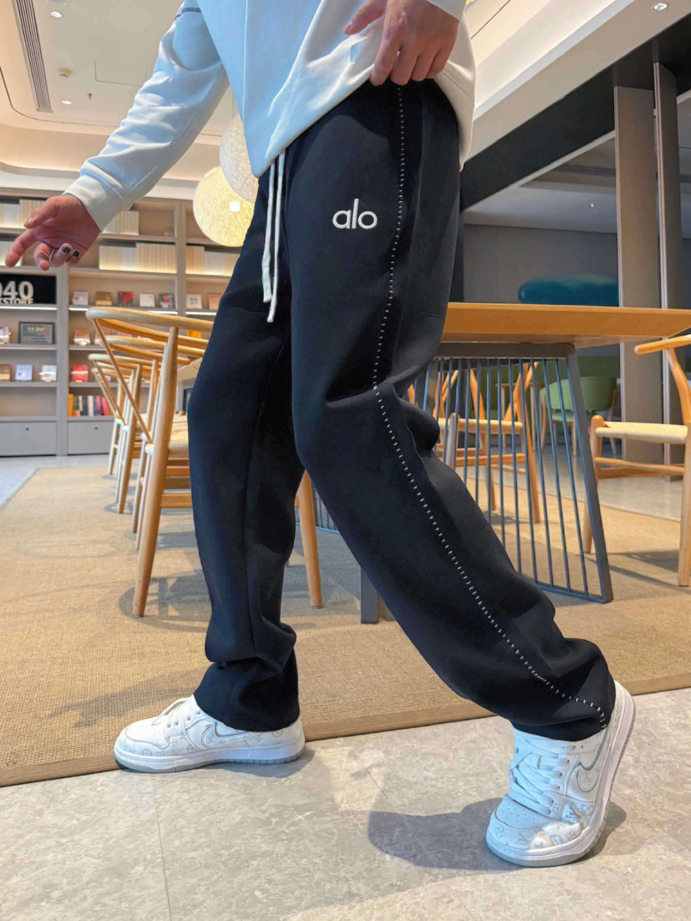 NO:609710,alo top product 2025 autumn and winter new casual pants!  On sale simultaneously on the official website. Brand classic LOGO casual pants, customized fabrics, excellent comfort, strong touch. Highly recognizable, perfect appearance and craftsmanship. Sizes M-3XL,, alexander wang19860909alo顶级货品 2025秋冬新款休闲裤！官网同步发售.品牌经典LOGO休闲裤 ,定制面料,舒适度极好,手触感强烈.辨识度极高,完美品相工艺. 尺码M-3XL,,alexander wang,Men's clothing