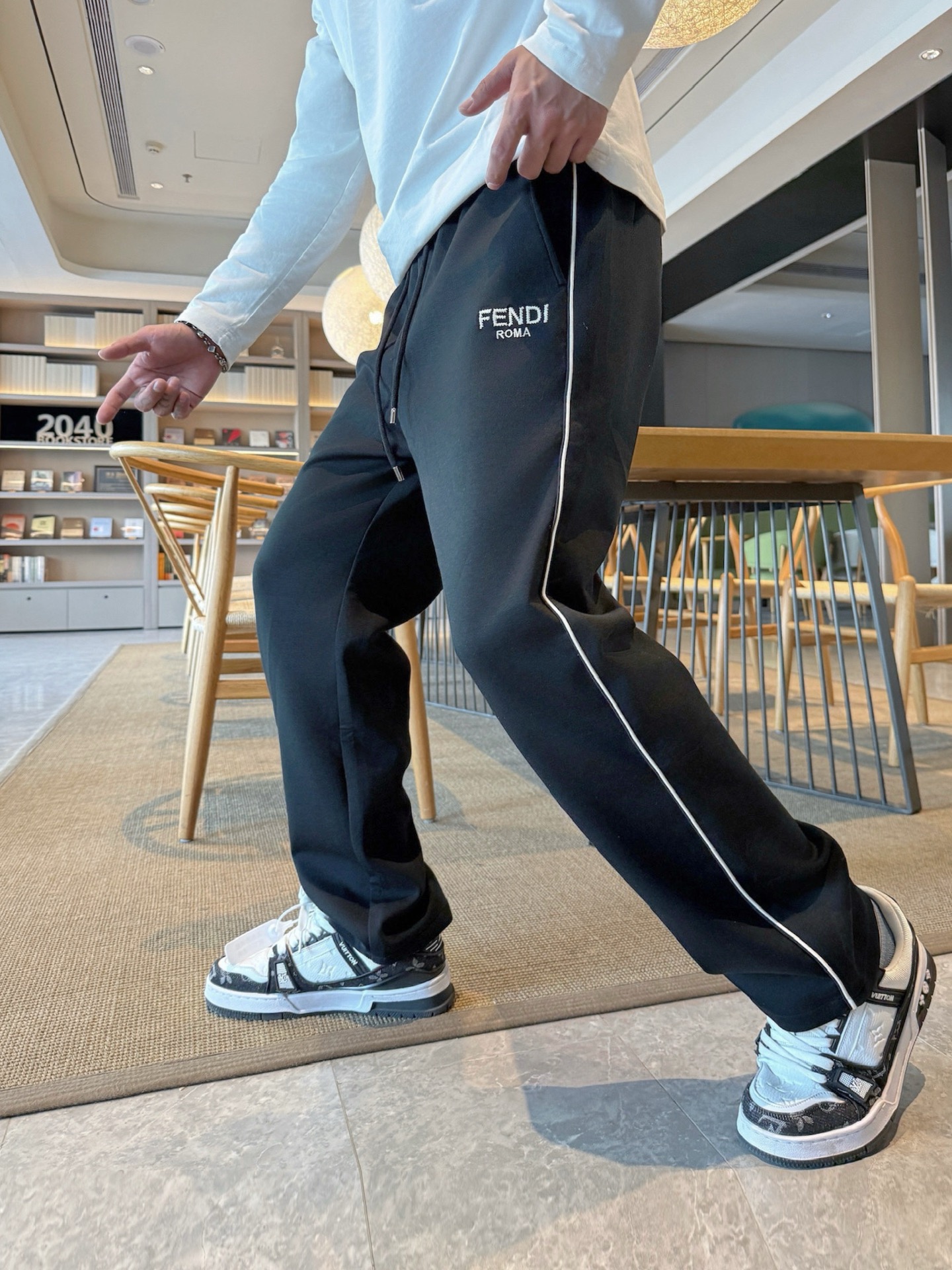 NO:609648,Fendi top product 2025 autumn and winter new casual pants!  On sale simultaneously on the official website. The brand's classic LOGO casual pants, customized fabrics, excellent comfort, strong touch. Highly recognizable, perfect appearance and craftsmanship. Sizes M-3XL, fendi, alexander wang19860909芬迪 顶级货品 2025秋冬新款休闲裤！官网同步发售.品牌经典LOGO休闲裤 ,定制面料,舒适度极好,手触感强烈.辨识度极高,完美品相工艺. 尺码M-3XL,,fendi,alexander wang,Men's clothing